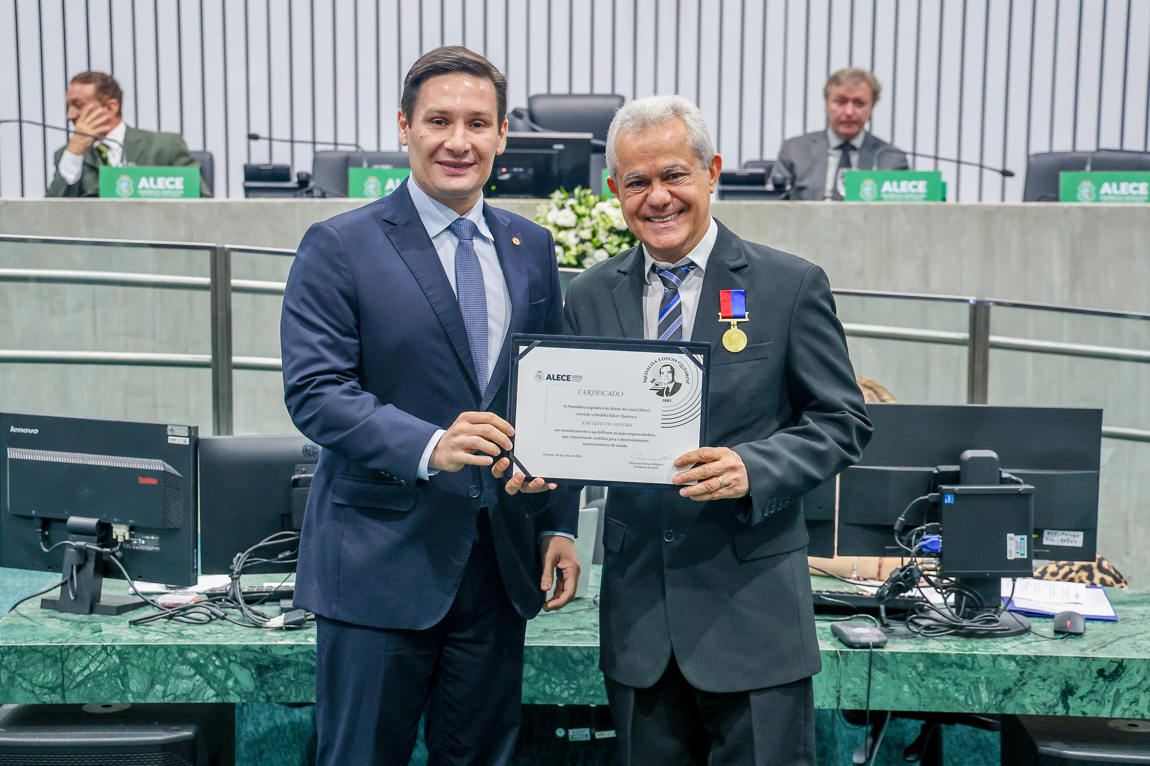 Medalha foi entregue pelo deputado Marcos Sobreira (PSB) ao homenageado