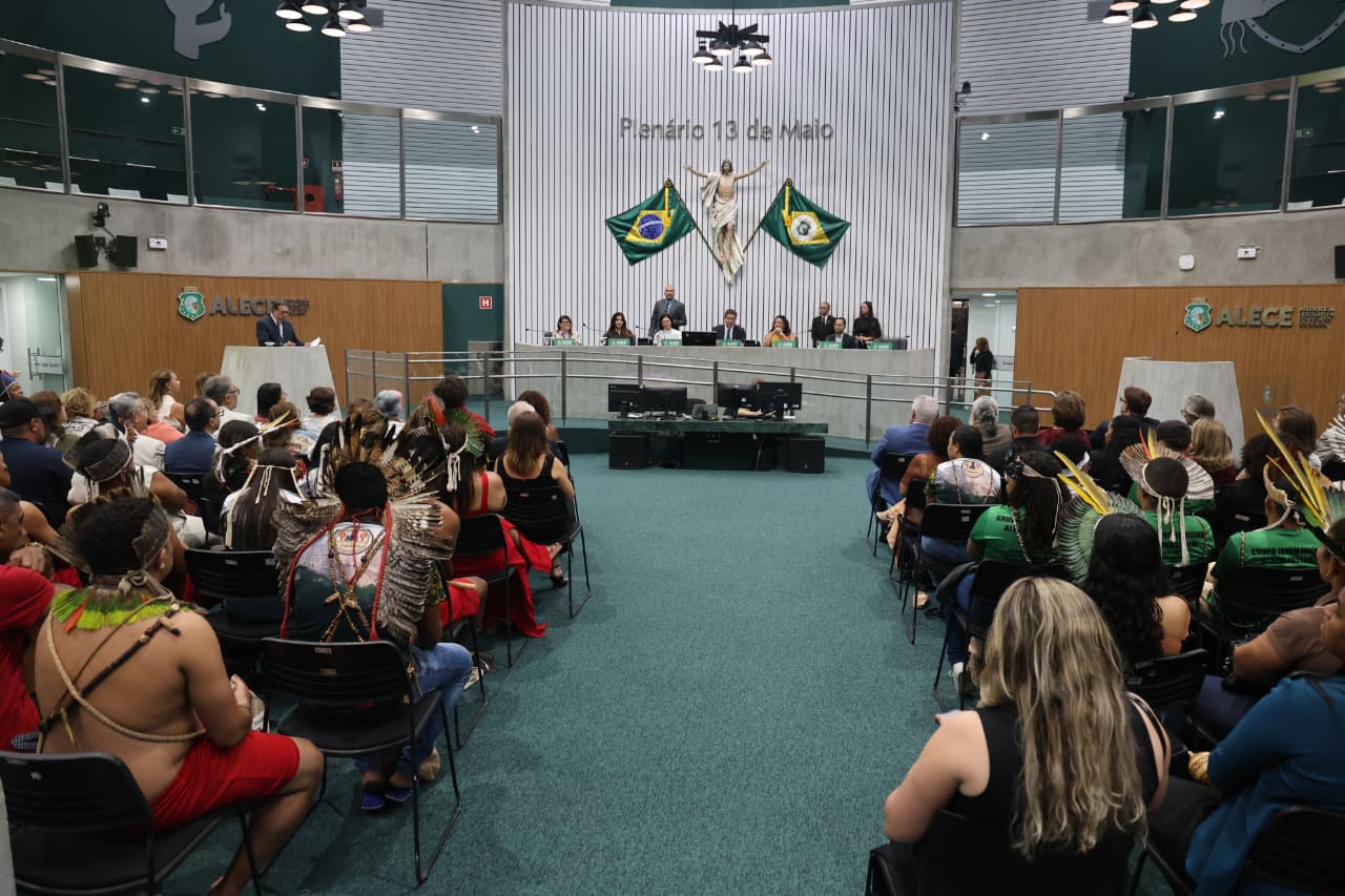 Sessão solene foi realizada no Plenário 13 de Maio