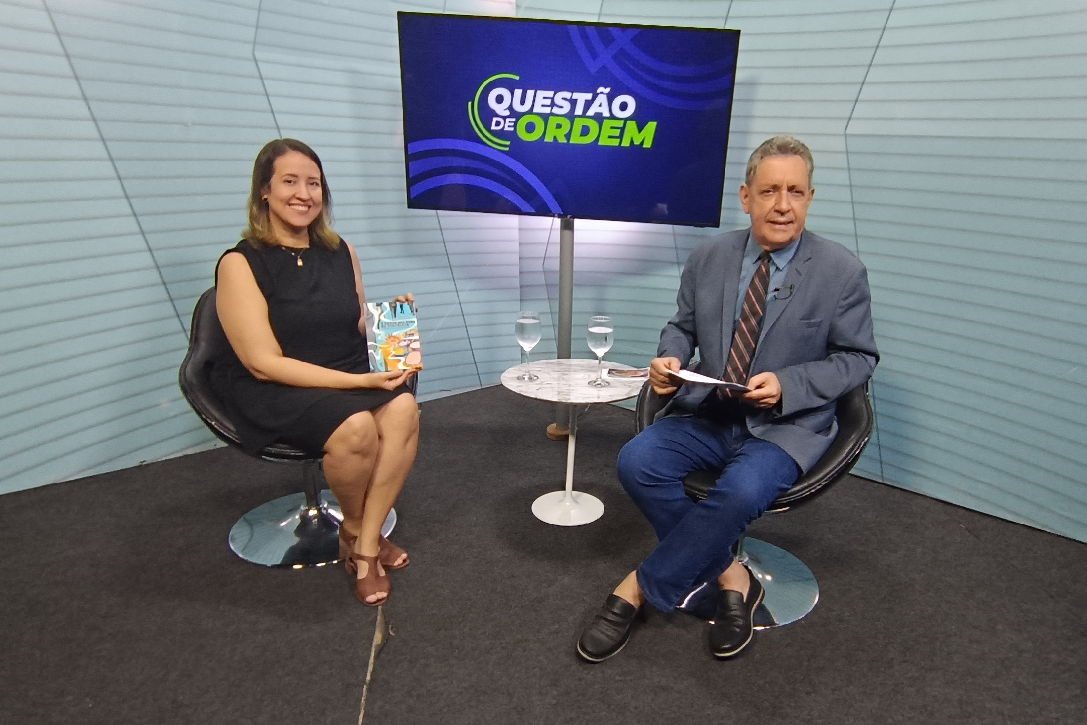 A jornalista Izakeline Ribeiro (à esquerda) e o apresentador Renato Abreu (à direita)