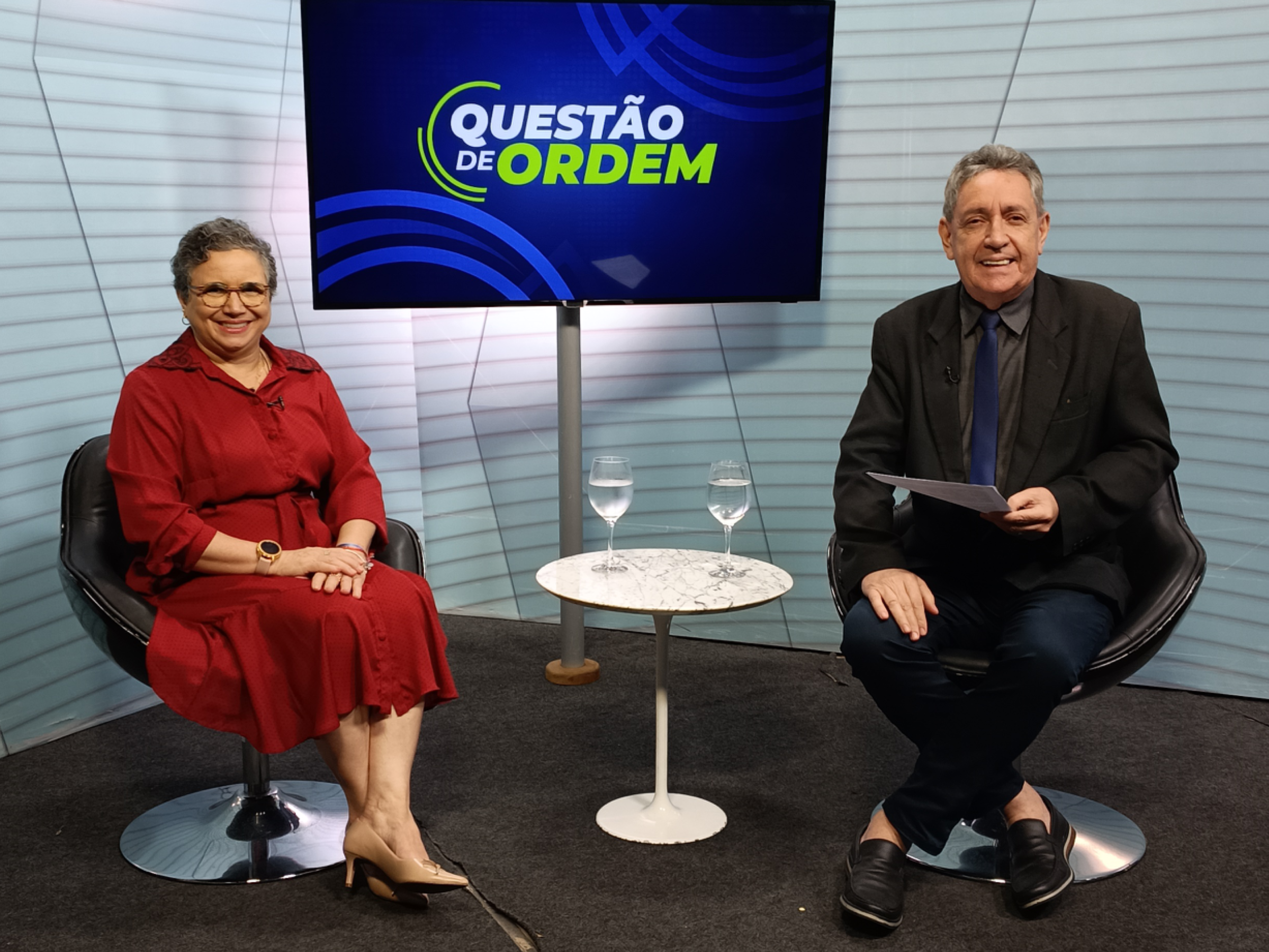 A diretora da Câmara Brasil Portugal no Ceará (CBPCE), Maria Ricarte Urbano (à esquerda) e o jornalista Renato Abreu (à direita))