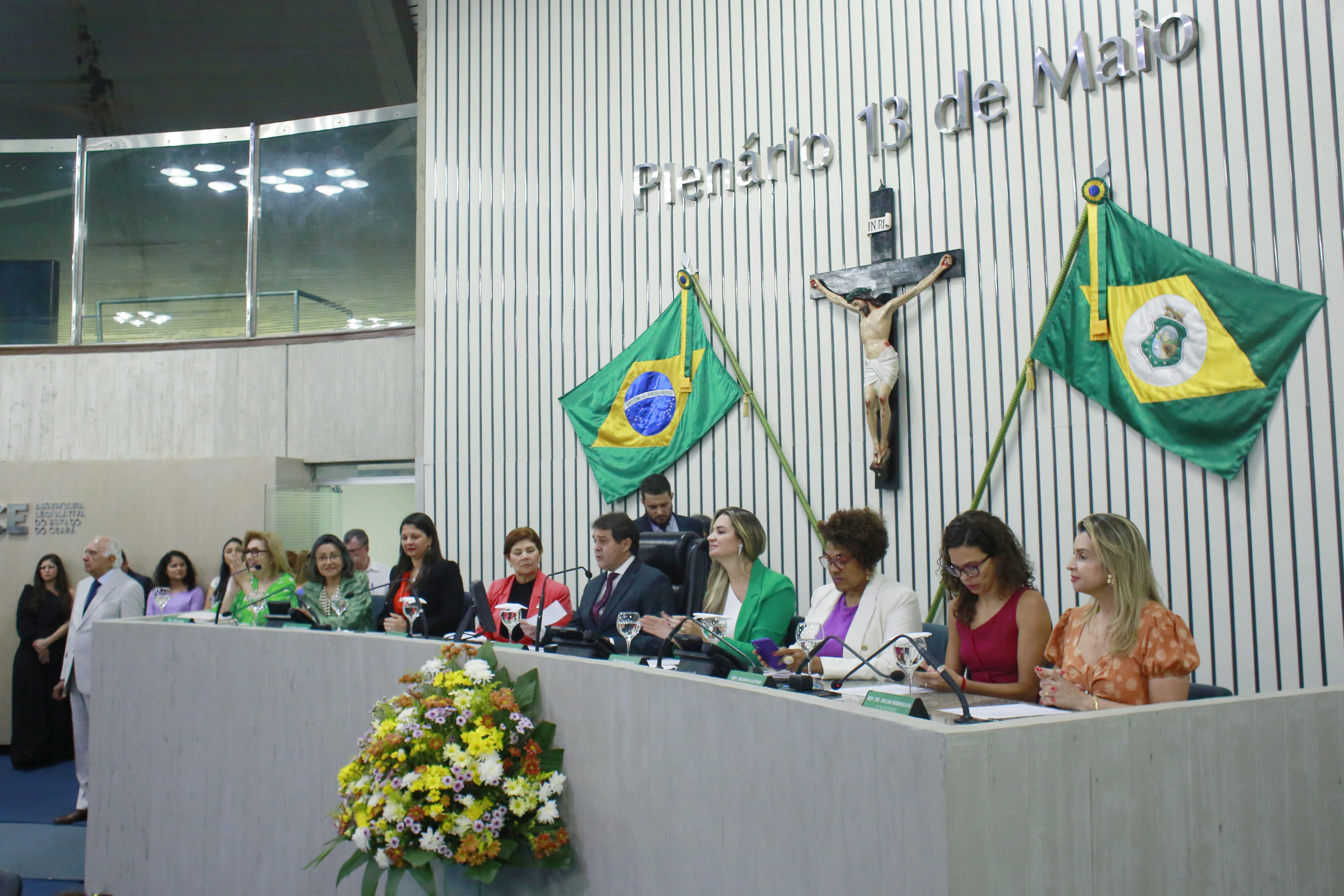 Conquista do voto feminino no Brasil é celebrada em solenidade na Alece