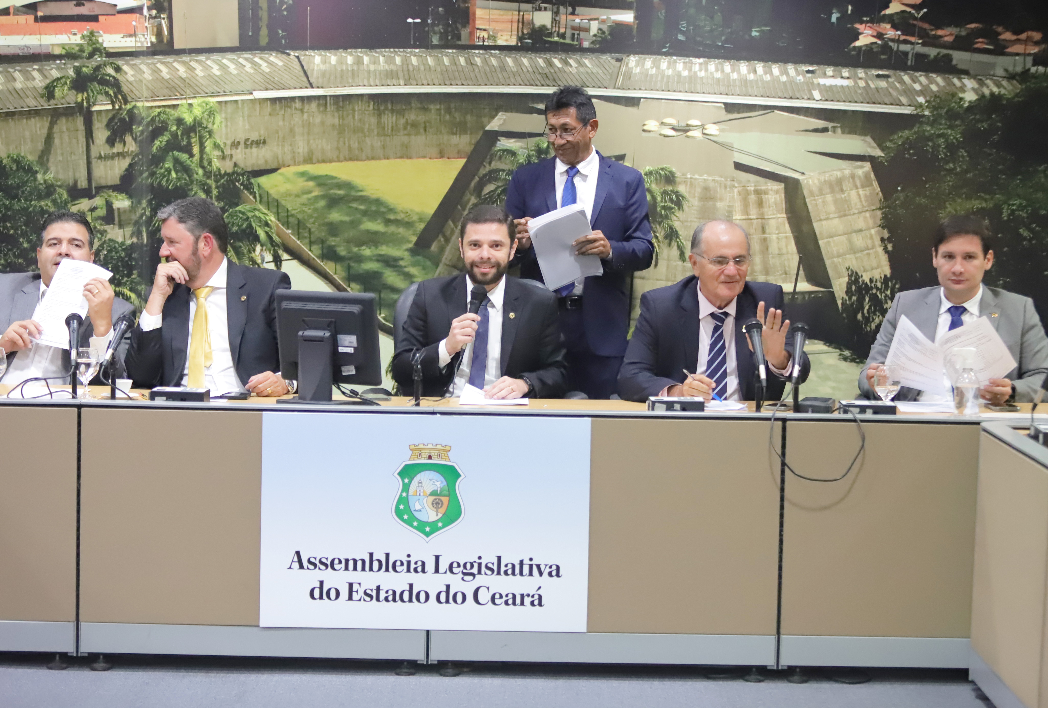 CCJR realiza reunião e aprova doze proposições