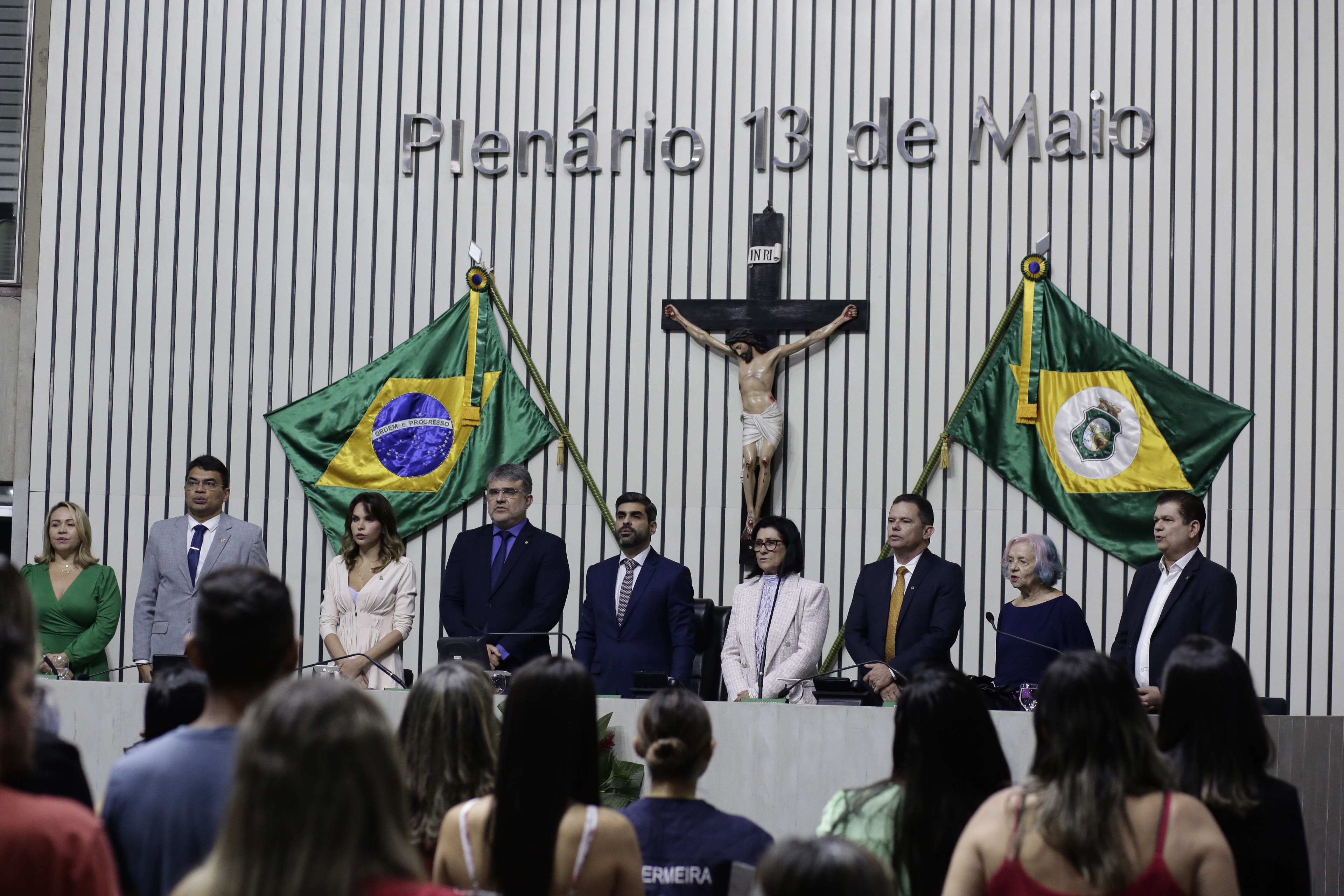 Alece homenageia profissionais da enfermagem em solenidade