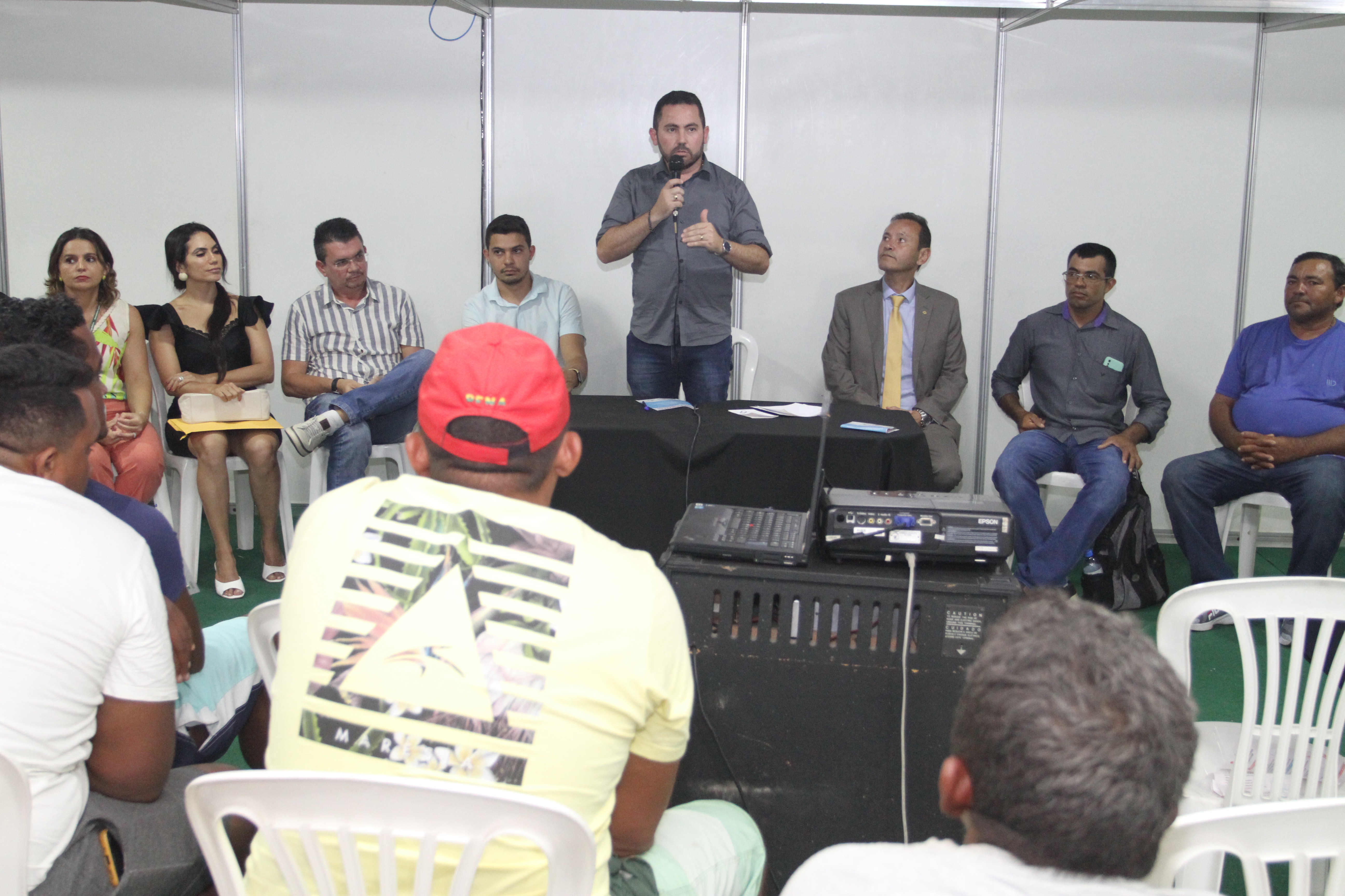 Pescadores recebem kits de pesca em reunião na Itinerante de Icapuí