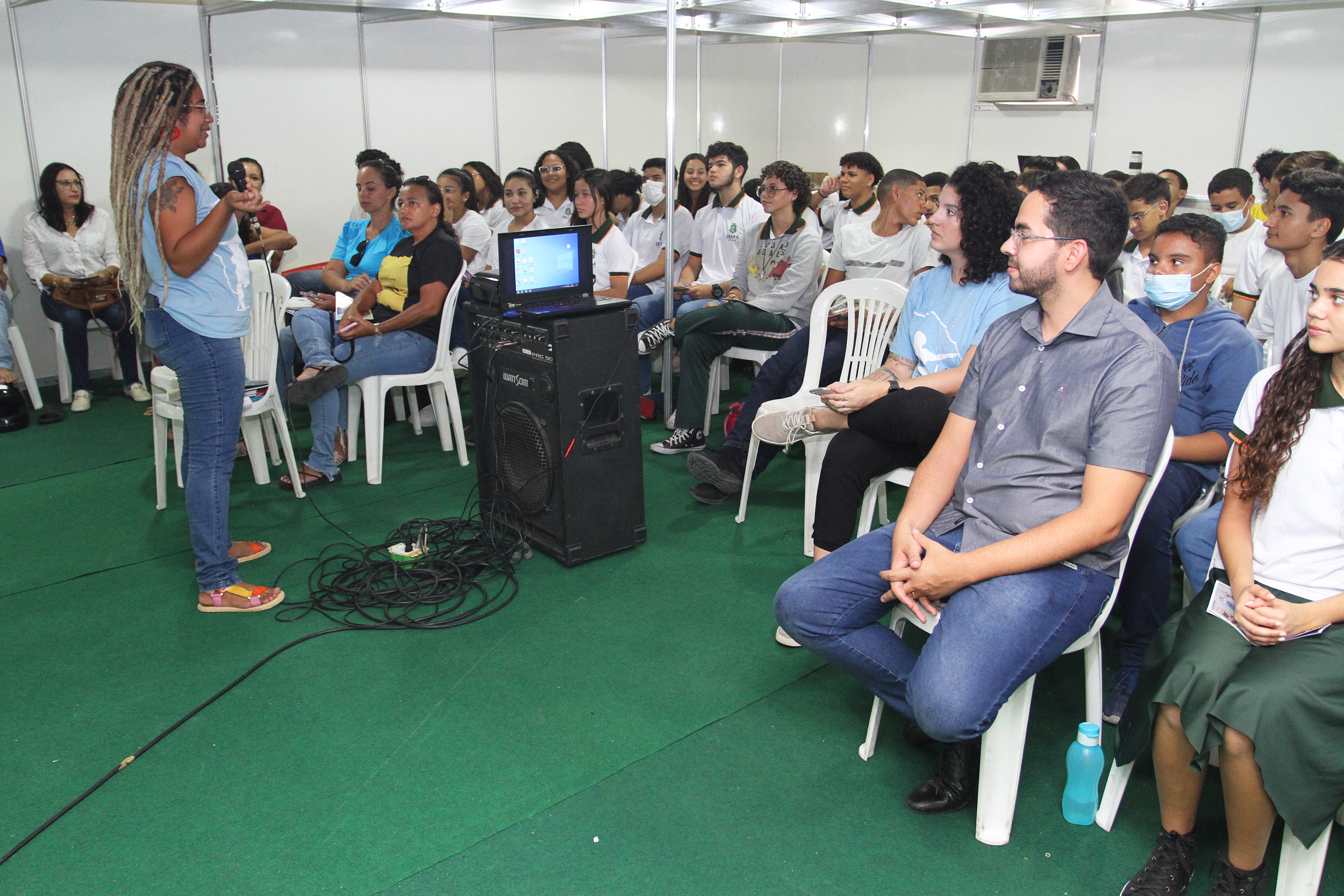 Oficinas para jovens movimentam a manhã do último dia de serviços da Itinerante em Icapuí