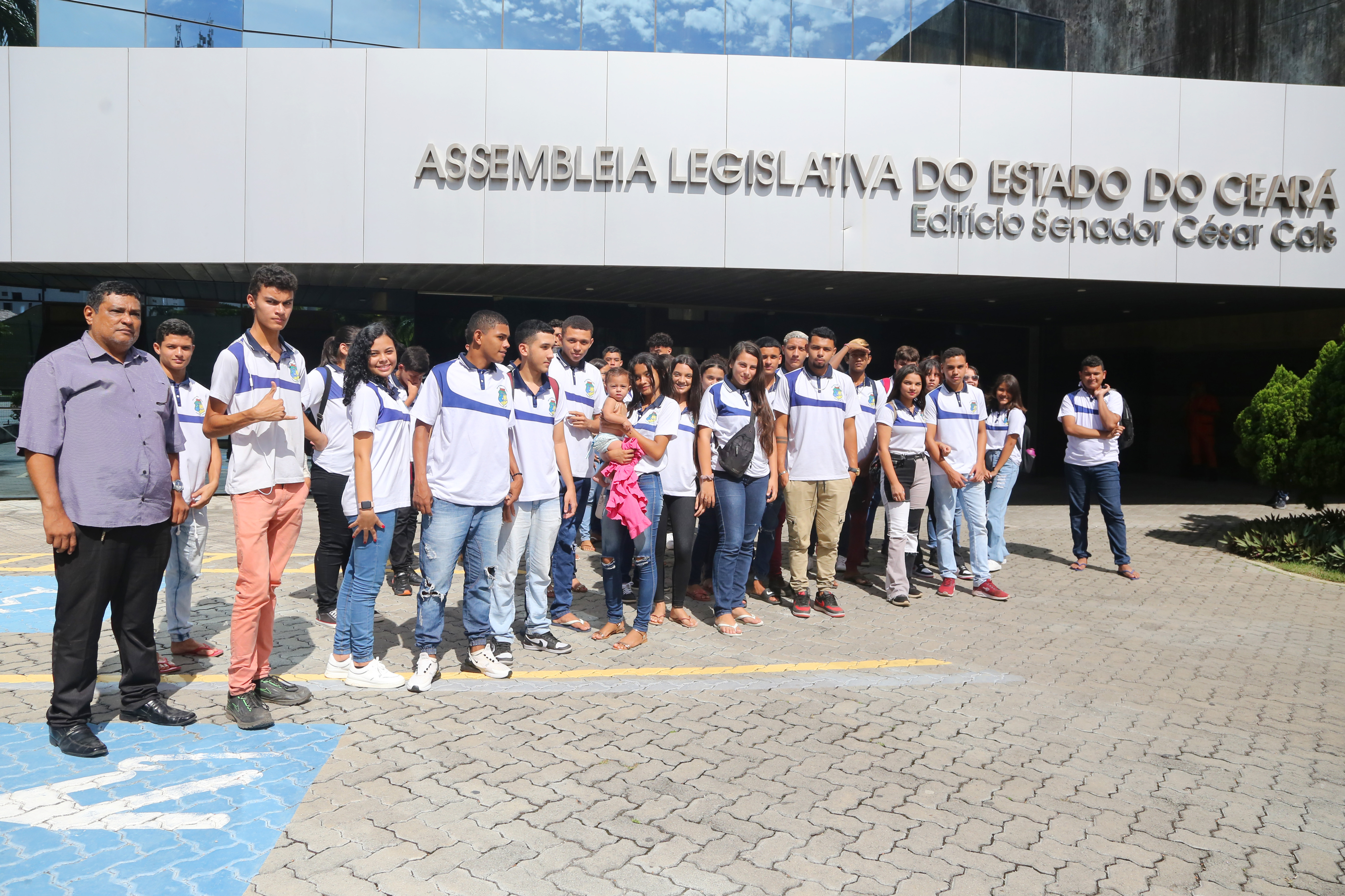 Alunos das escolas Alice Moreira Oliveira e Joaquim Antônio Albano visitam a  Alece