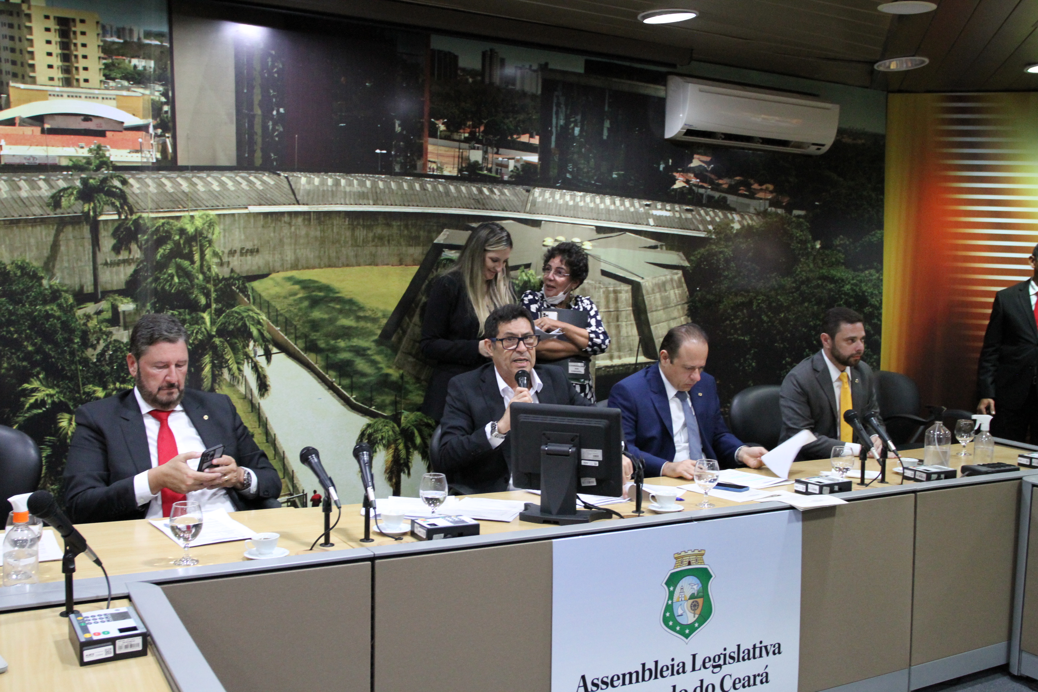 Comissões técnicas aprovam 14 matérias nesta terça-feira