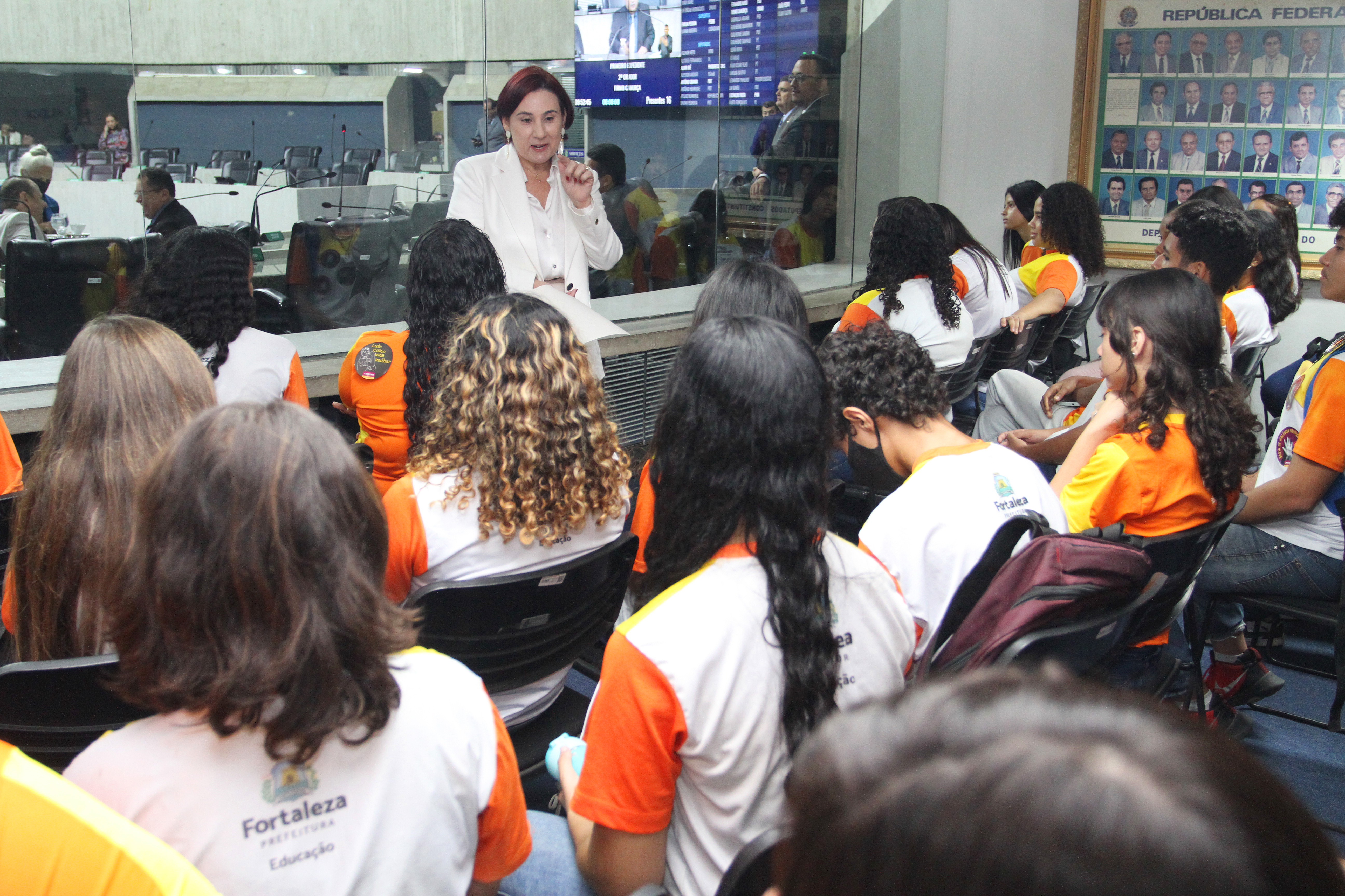 Alunos das Escolas Antonieta Cals e da Paróquia da Paz visitam a Alece