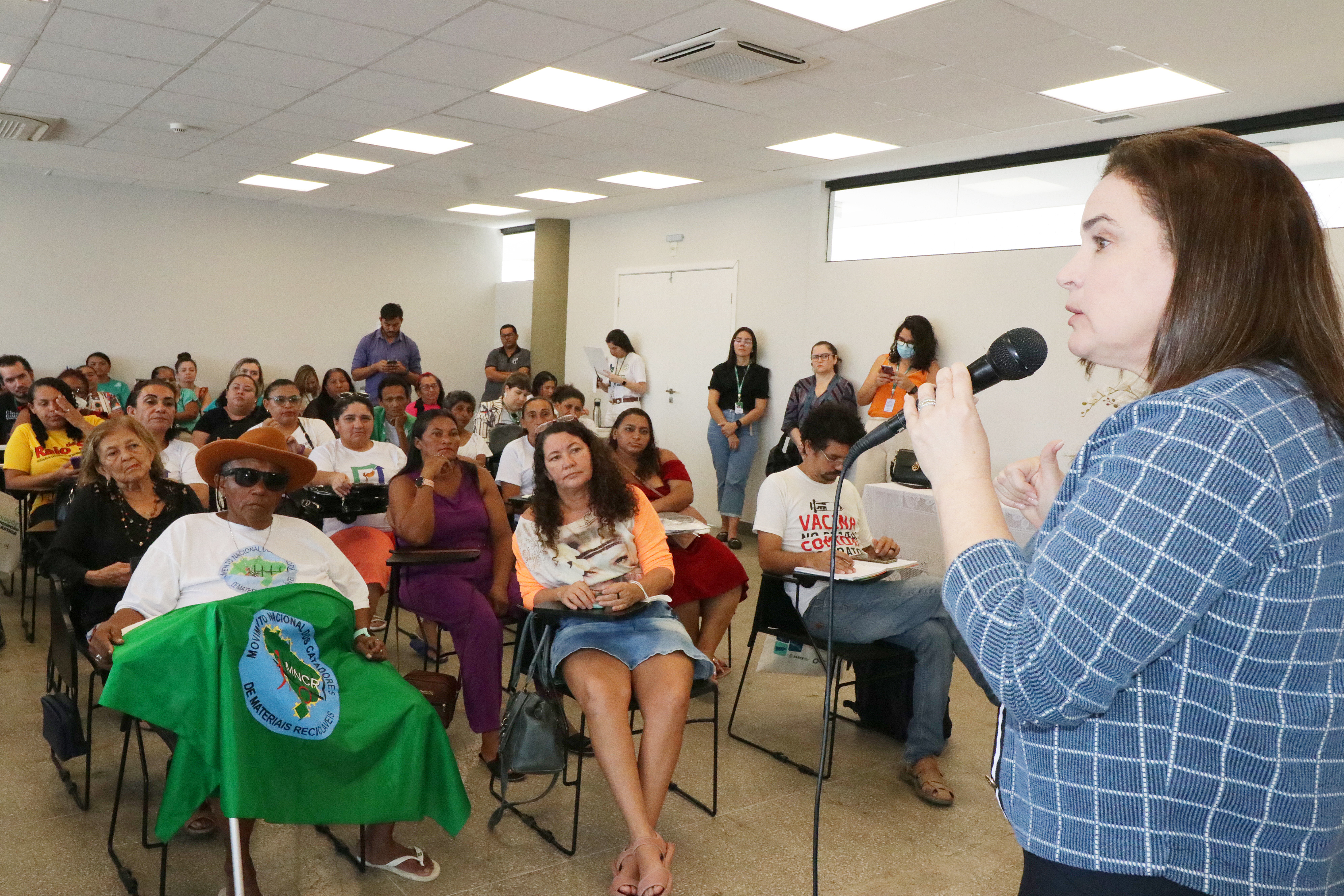 Alece homenageia catadores e catadoras e ouve suas demandas no Mês do Meio Ambiente
