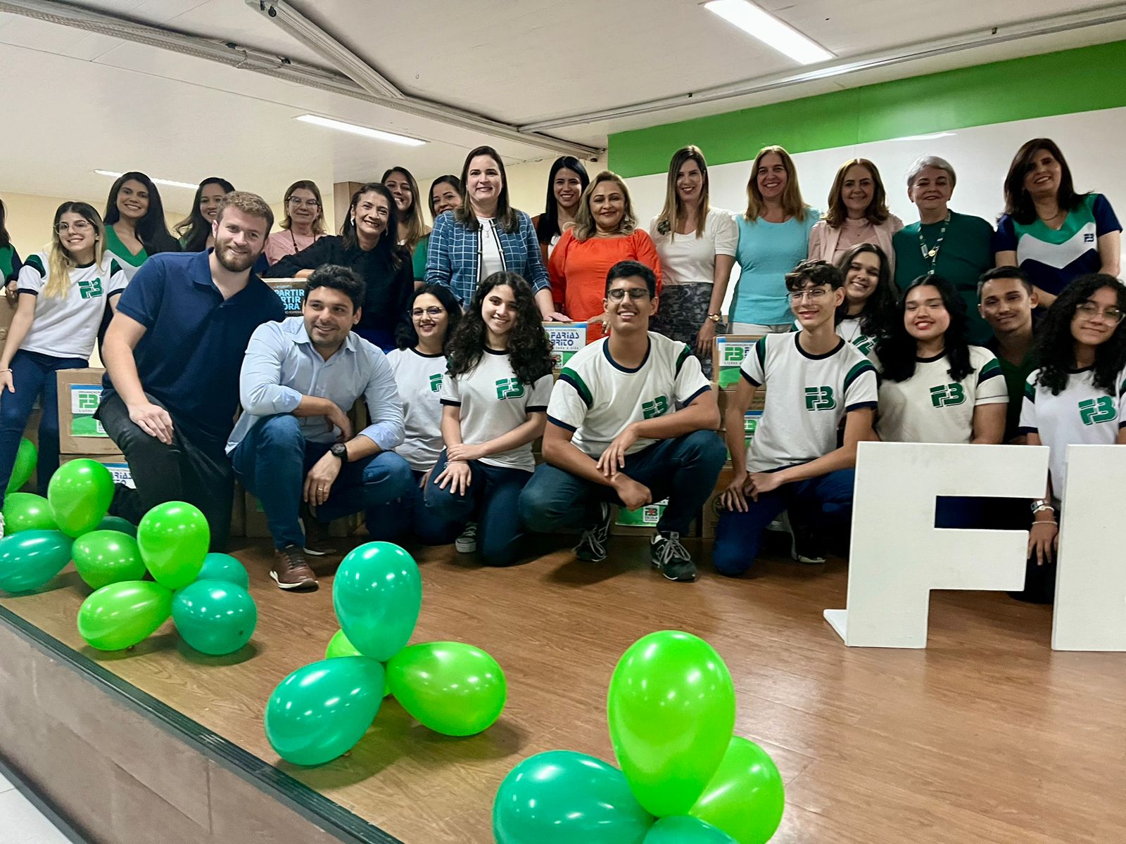 Farias Brito doa alimentos para a Campanha "Repartir a partir de agora"