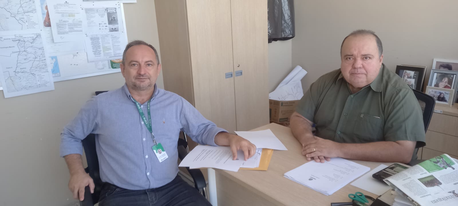 Silvano Fontenele e Luís Carlos Mourão buscam coletar documentação para envio à PGE - Foto: Júlio Sonsol/Núcleo de Comunicação Interna da Alece