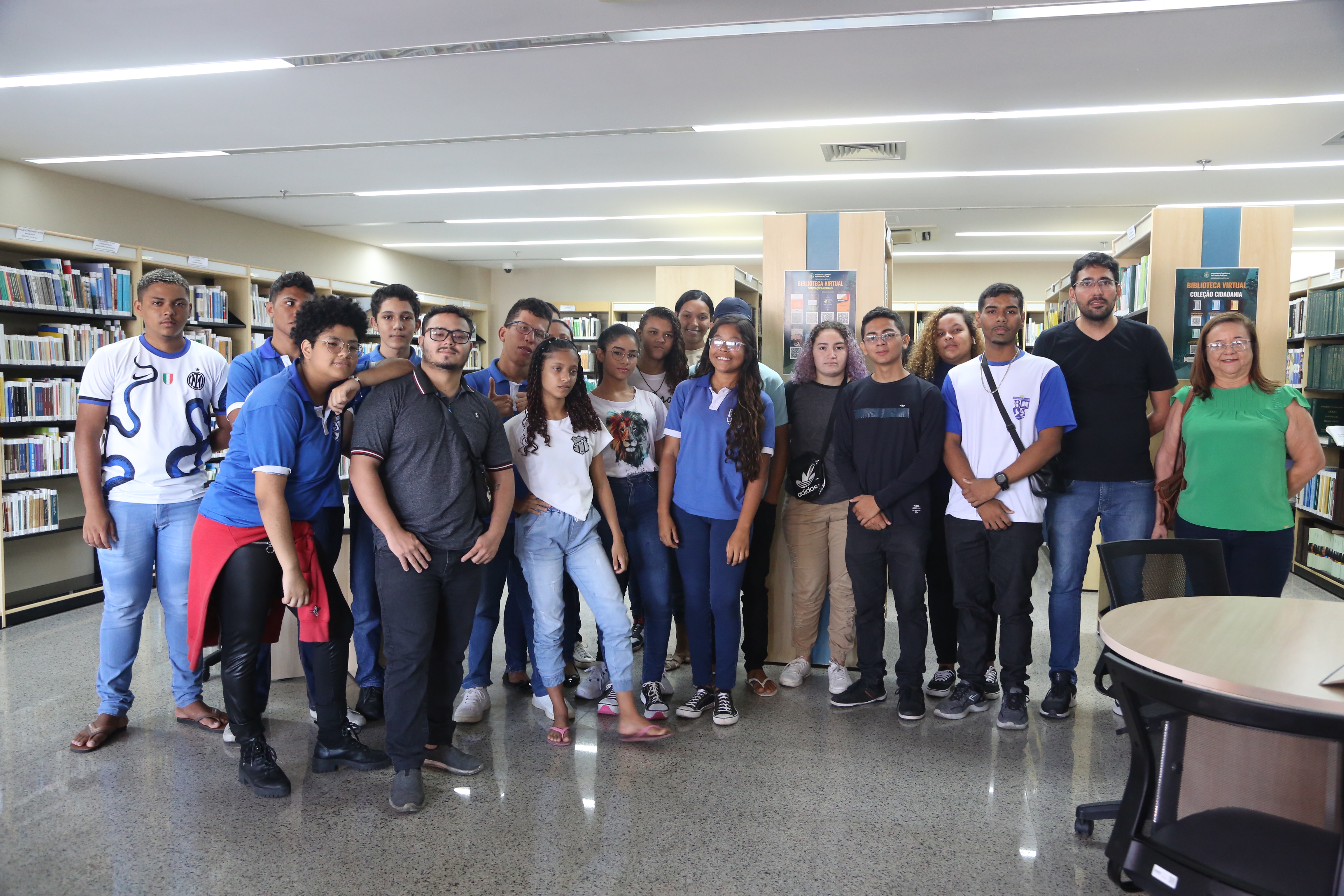 Alunos da Escola Bárbara de Alencar visitam a Alece