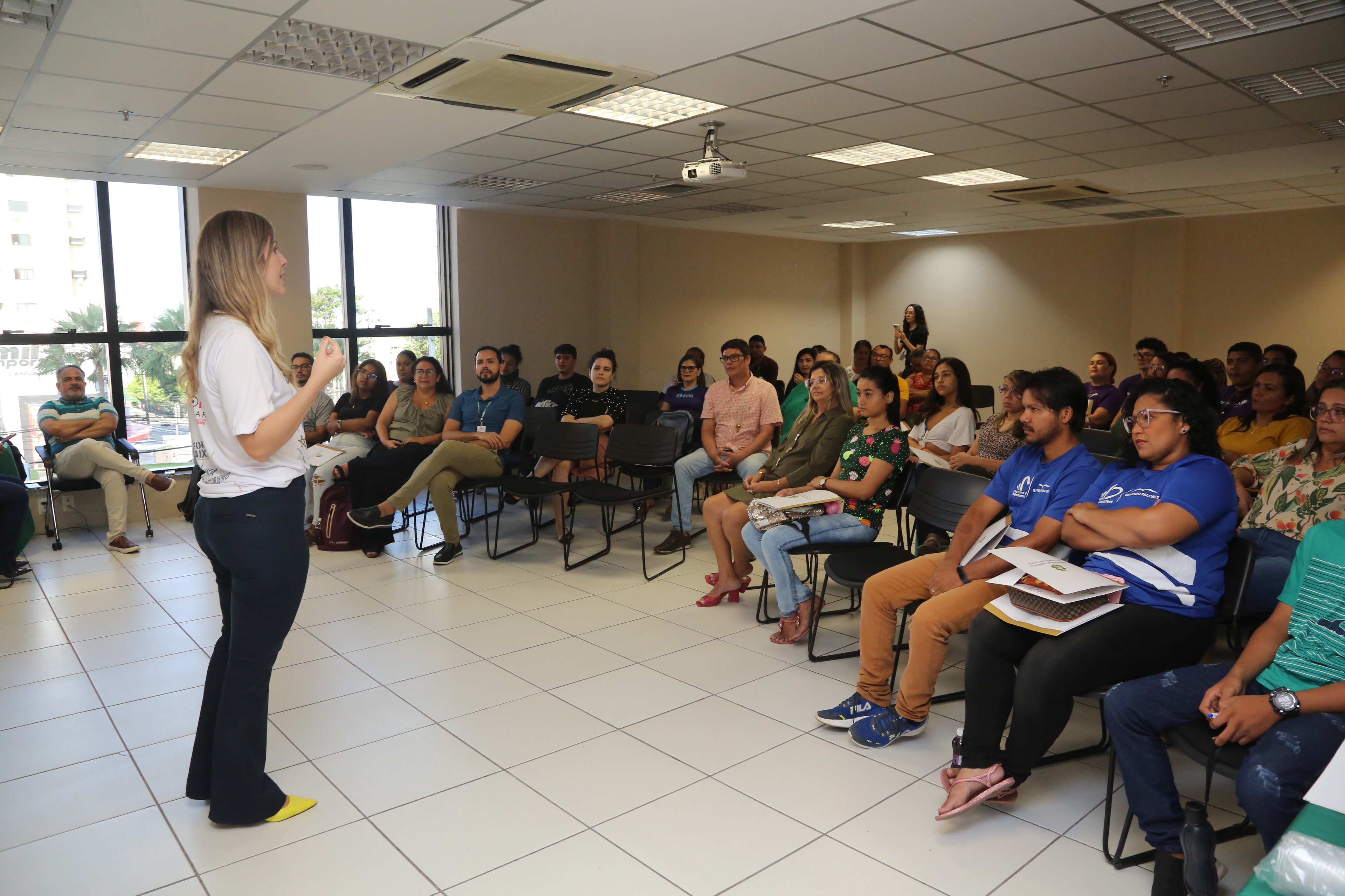 Alece realiza aula inaugural do Curso de Inglês Básico para a comunidade