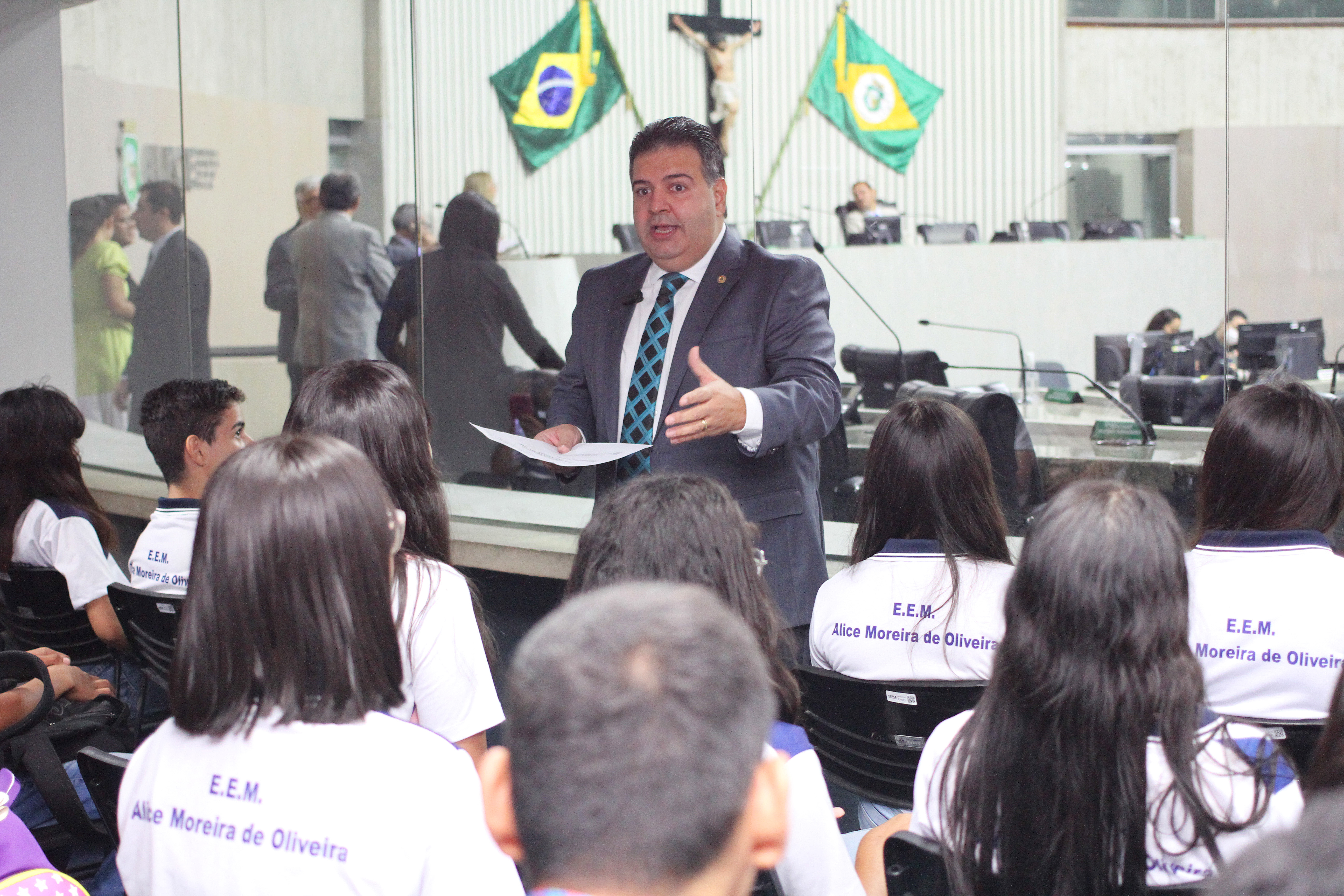 Alunos de Caucaia e Maracanaú visitam as dependências da Assembleia
