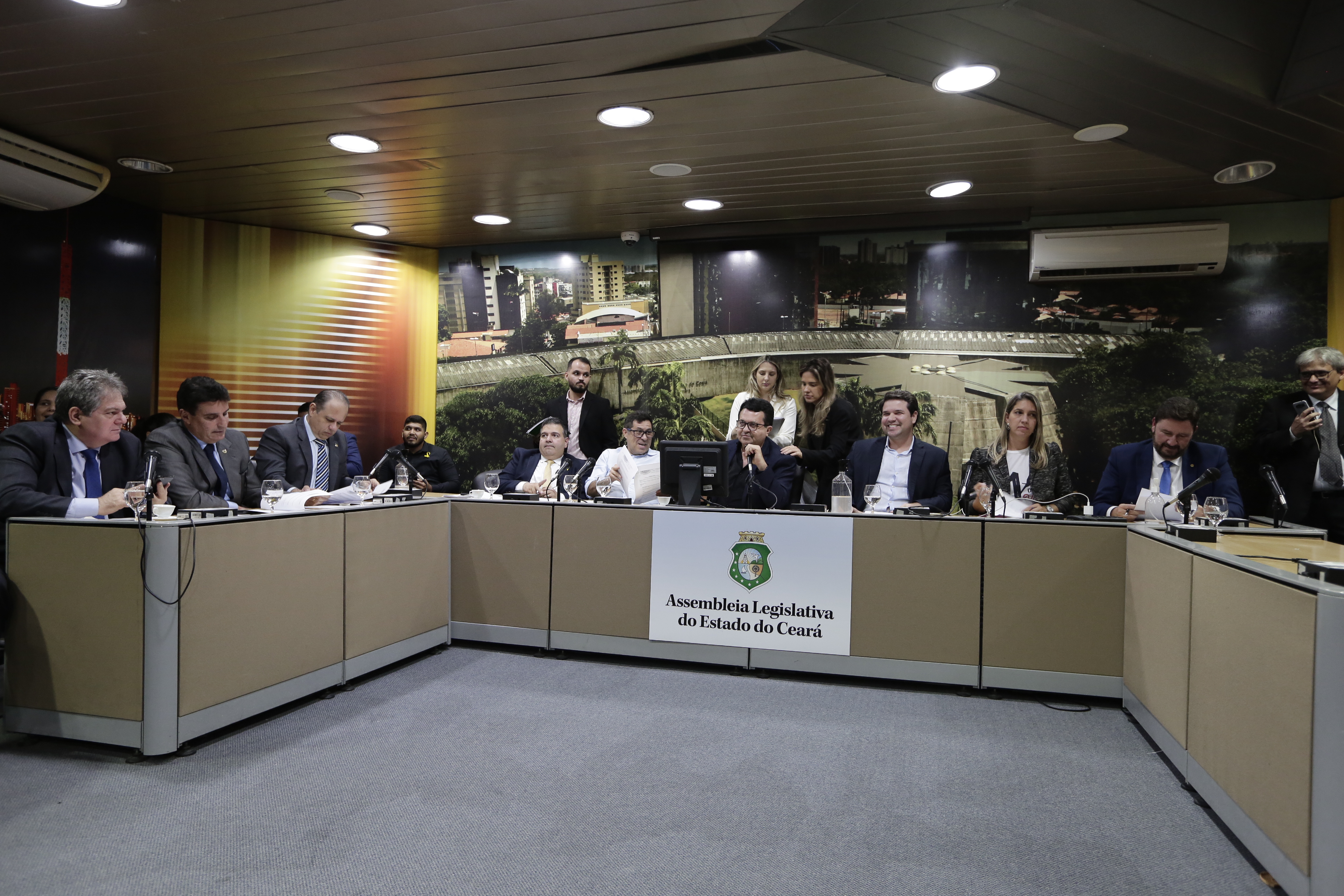 Comissão de Trabalho aprova proposta de combate à violência política contra mulher