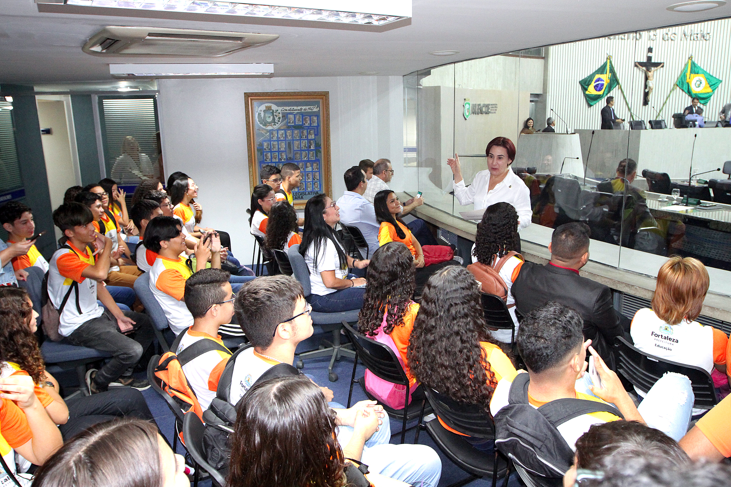 Alunos de escolas de Fortaleza visitam a Alece e são recebidos por parlamentares