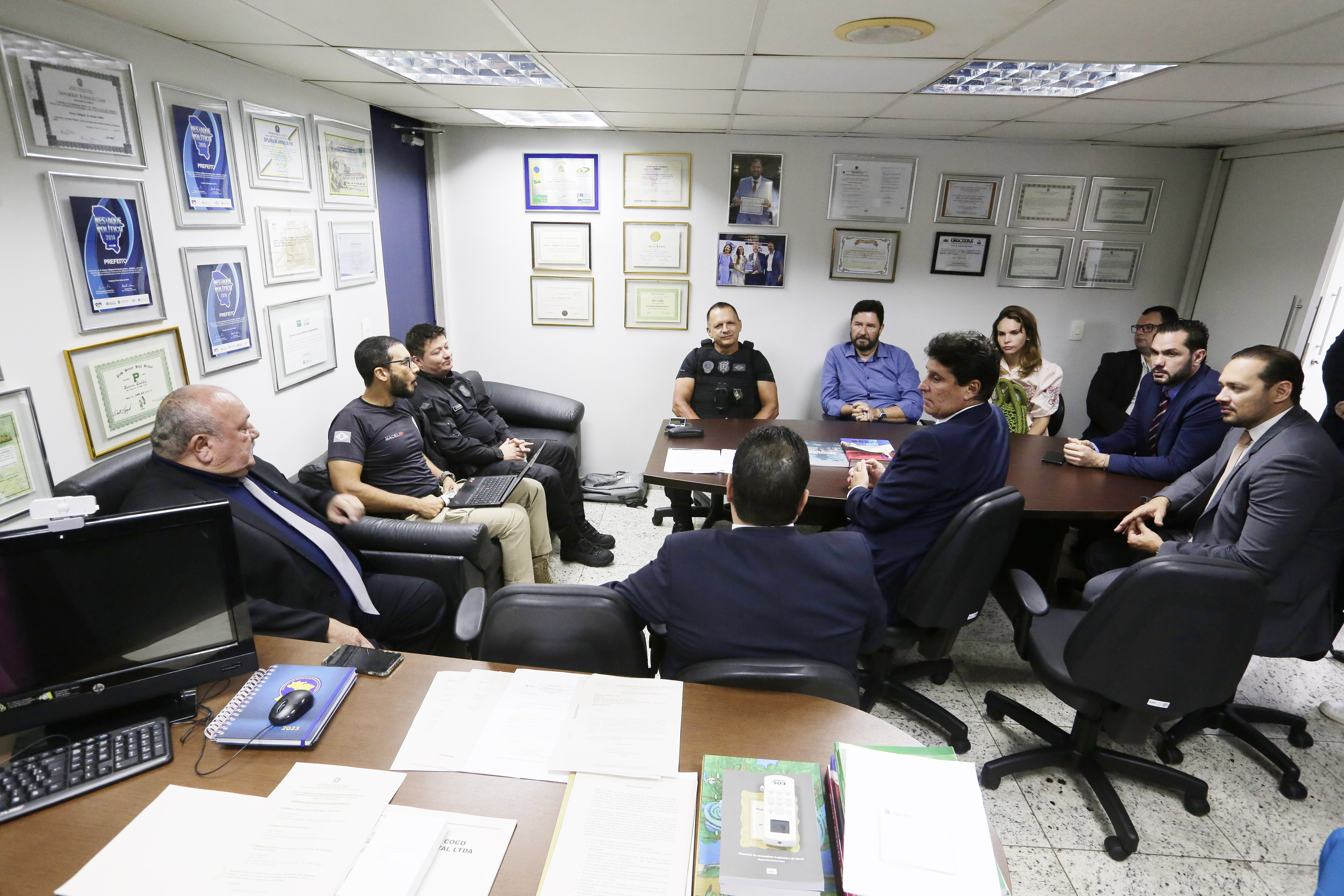 Secretário Mauro Albuquerque se reúne com parlamentares na Alece