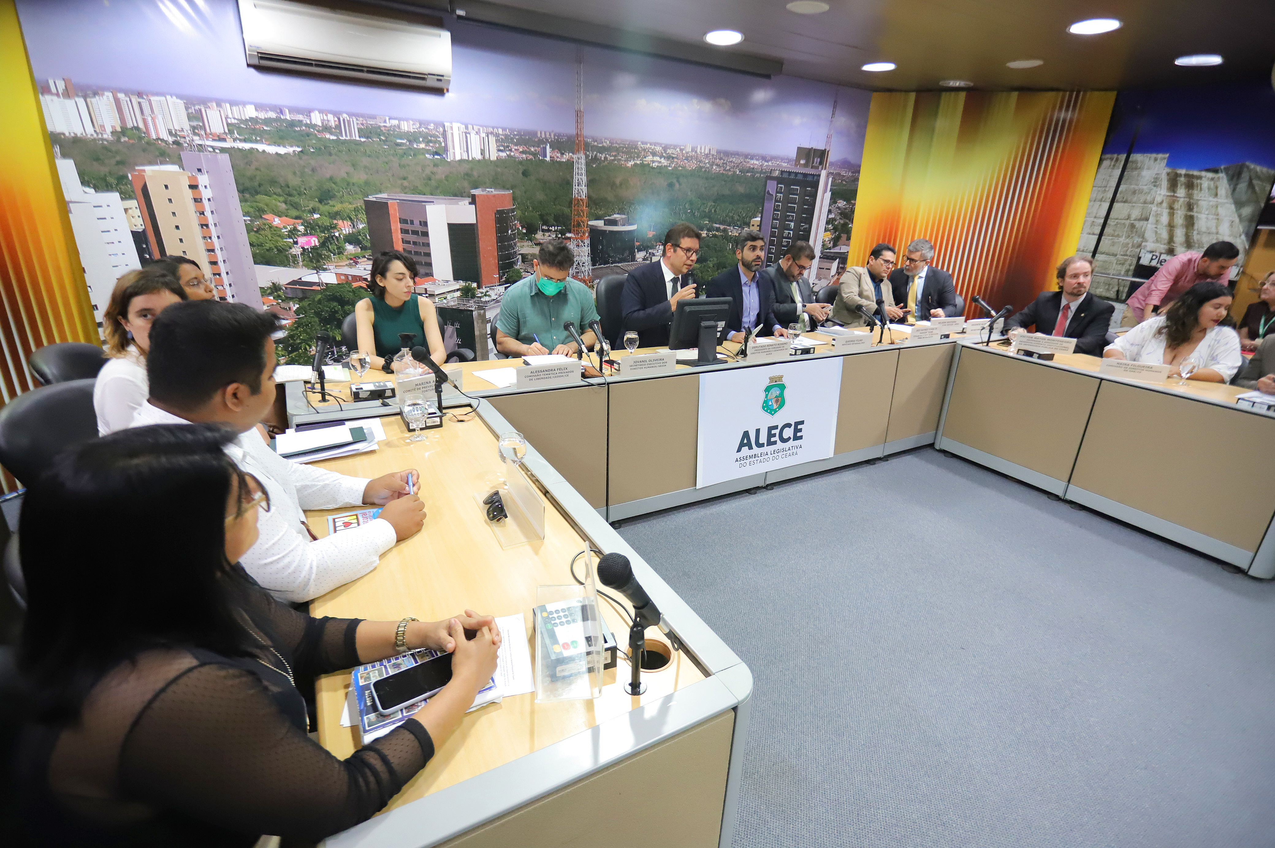 Denúncias de tortura e assédio em unidades prisionais são apontadas em audiência