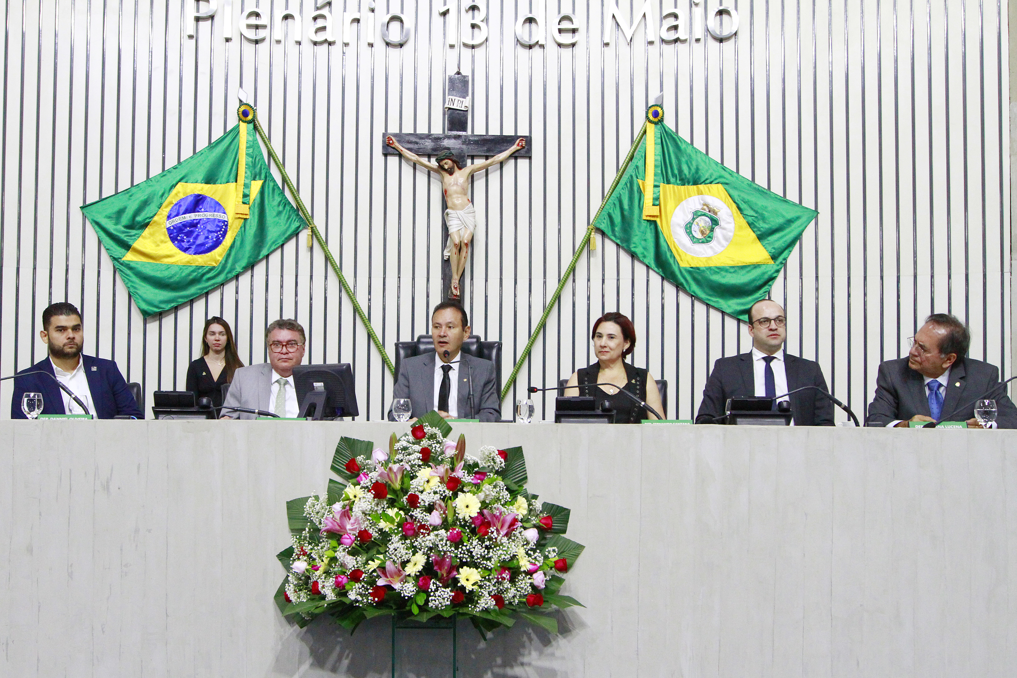 Alece homenageia engenheiros civis do Ceará em sessão solene