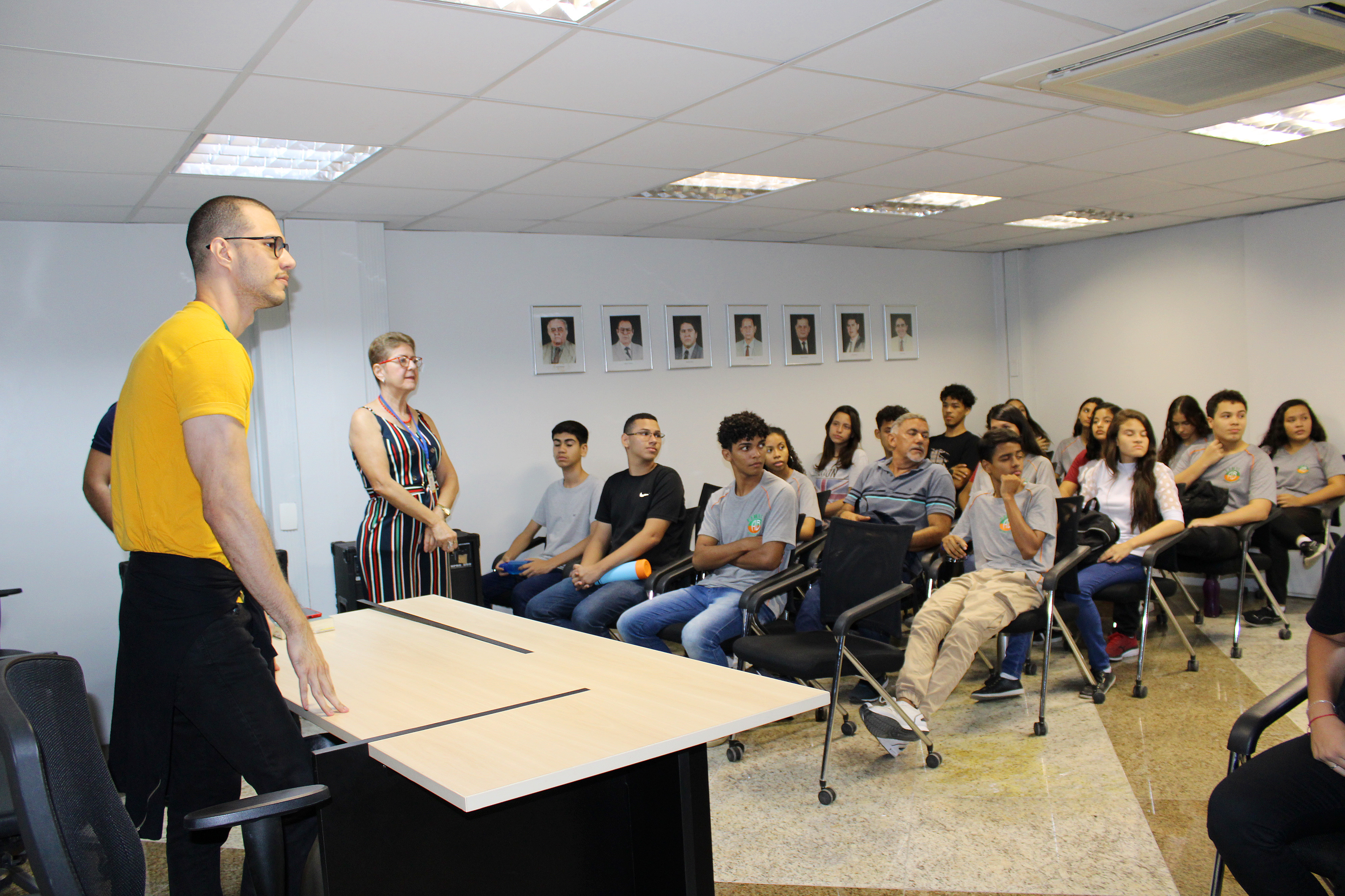 Alunos da Escola de Tempo Integral Antônio Bezerra visitam a Alece