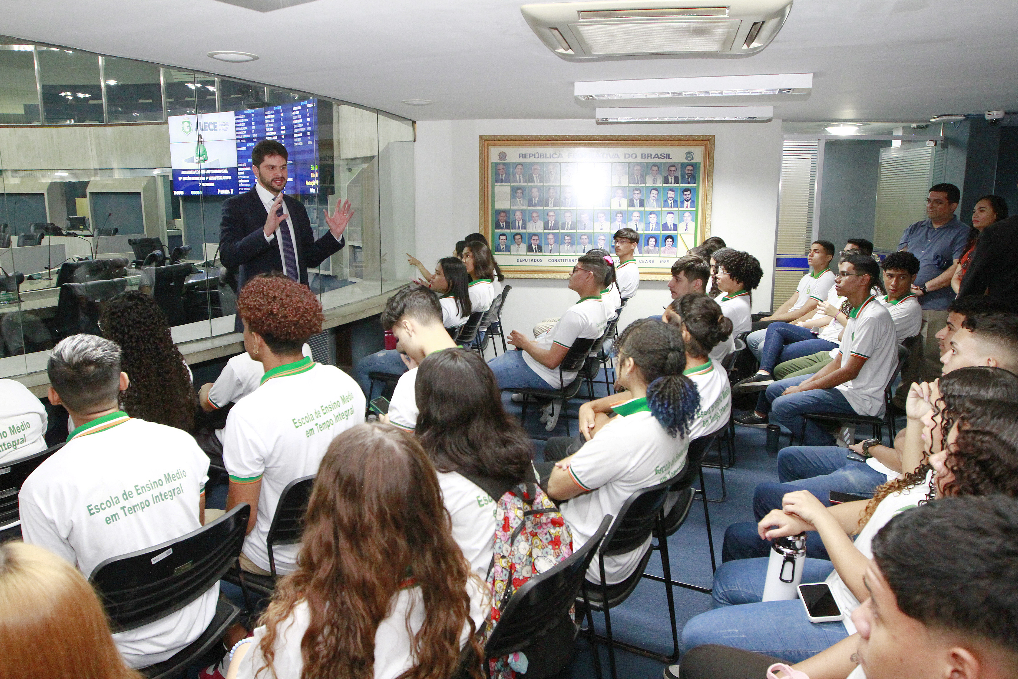 Alunos de instituições de ensino público e privado de Fortaleza visitam a Alece