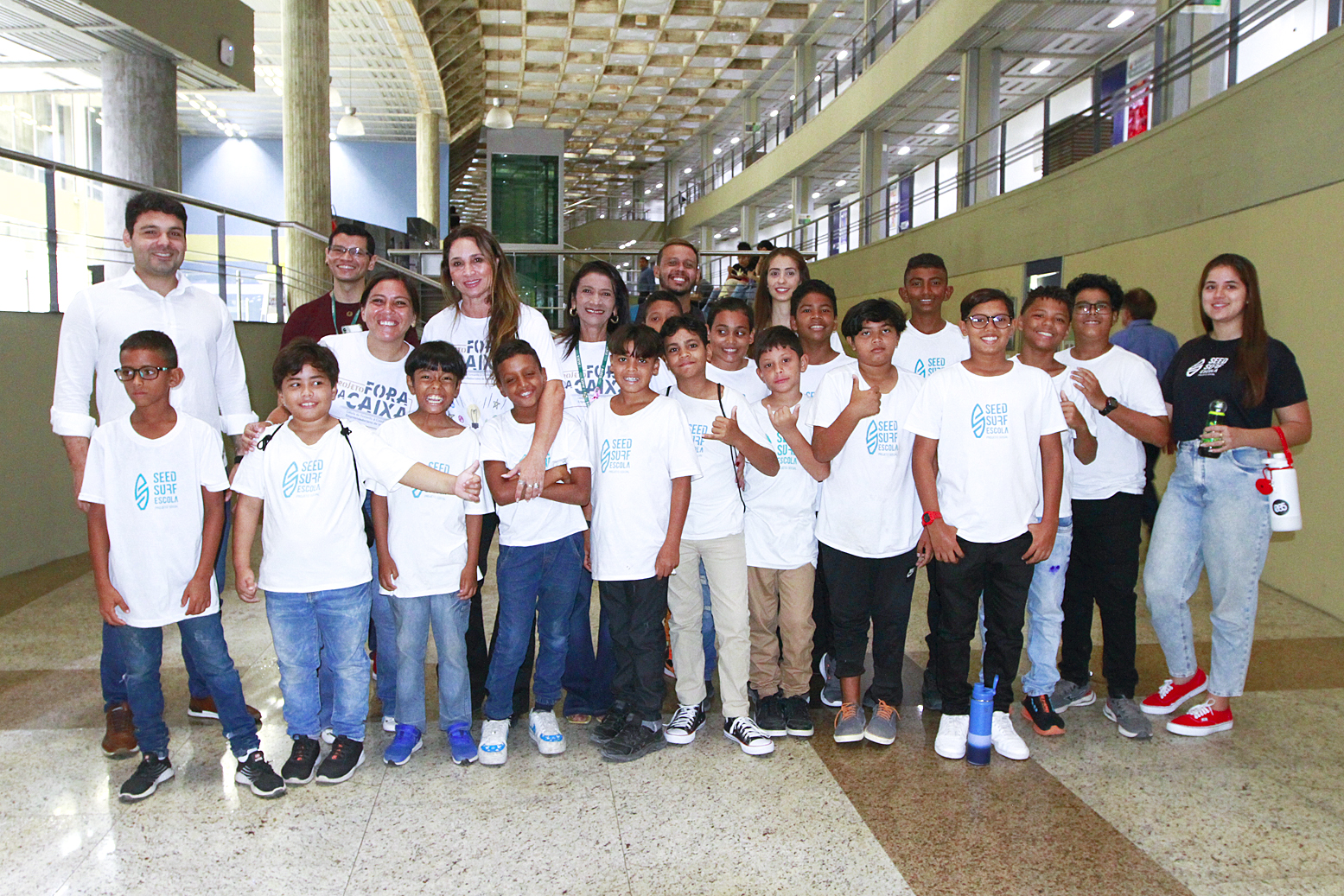 Malce recebe a visita de crianças e adolescentes do projeto social Seed Surf