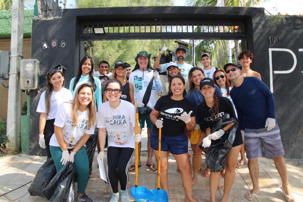 Mutirão realizado em parceria com a Alece retira 35 quilos de lixo da Praia do Futuro