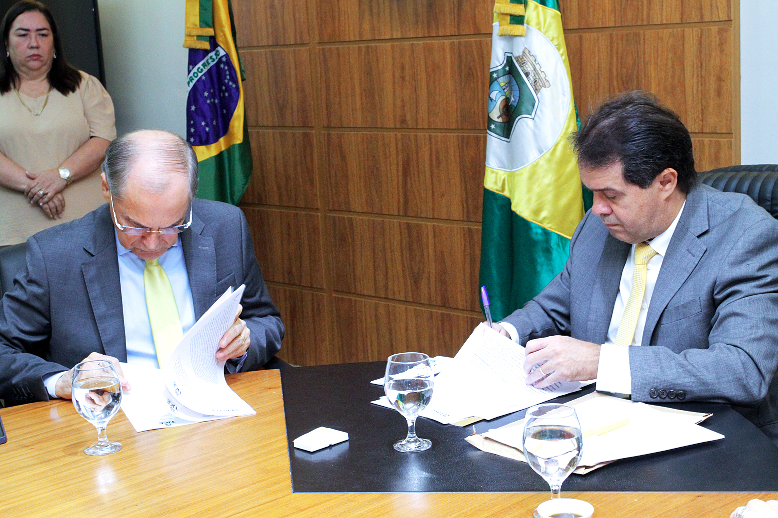 Presidente do TJCE, Antônio Abelardo Benevides Moraes e o presidente da Alece, deputado Evandro Leitão assinam termo de cooperação técnica
