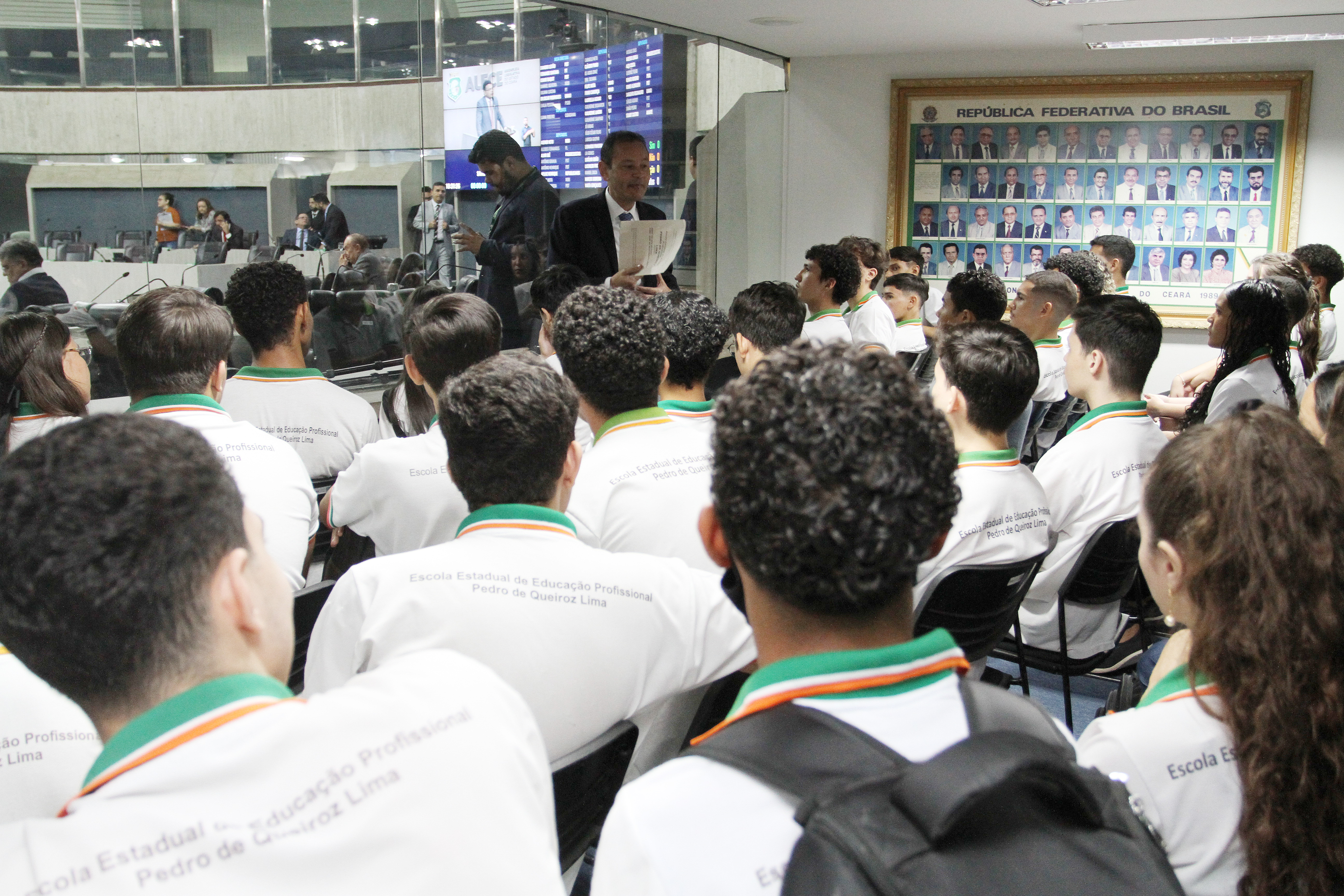 Alunos de Beberibe e membros do Centro Cultural do Bom Jardim visitam Alece