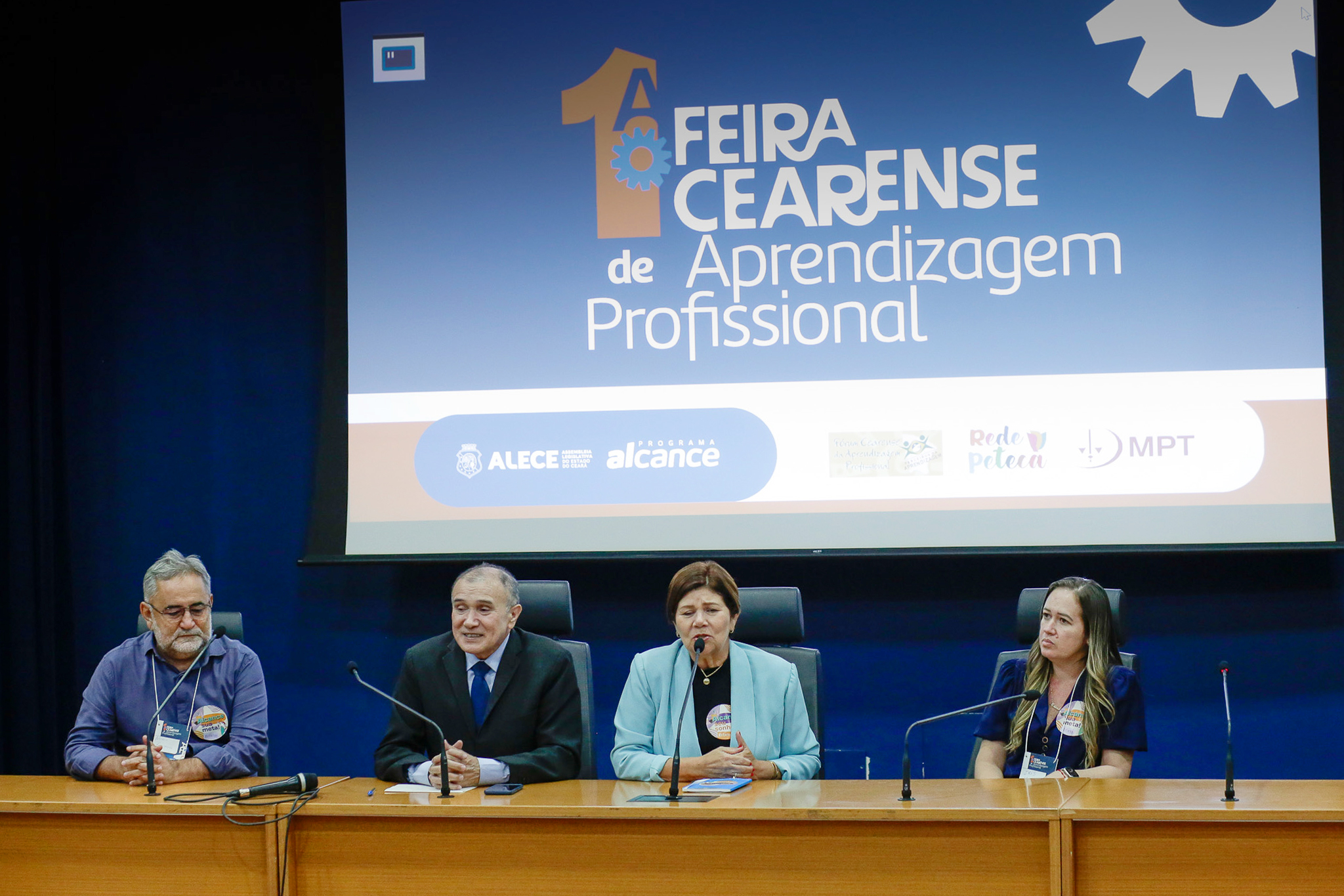 Debate sobre capacitação marca abertura da I Feira de Aprendizagem Profissional