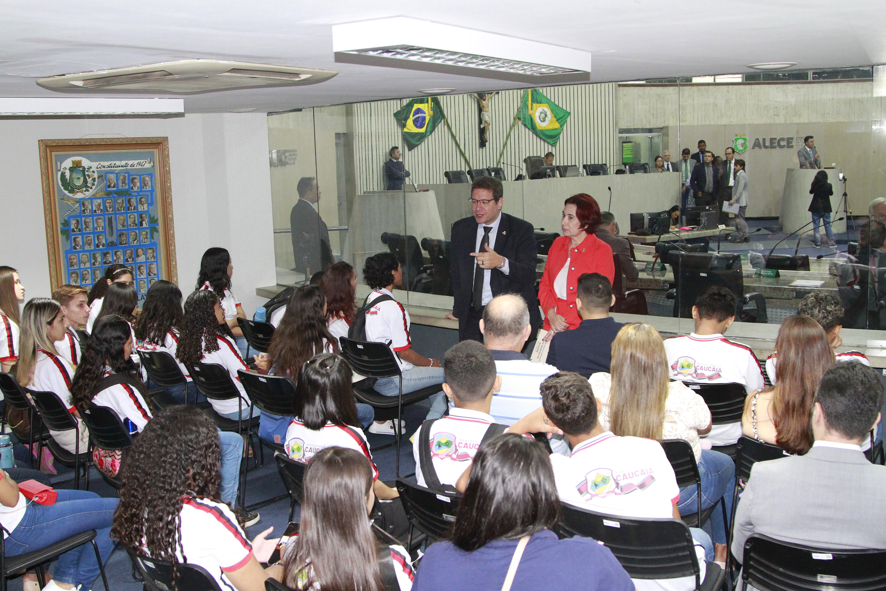 Alece recebe estudantes de Caucaia e Redenção