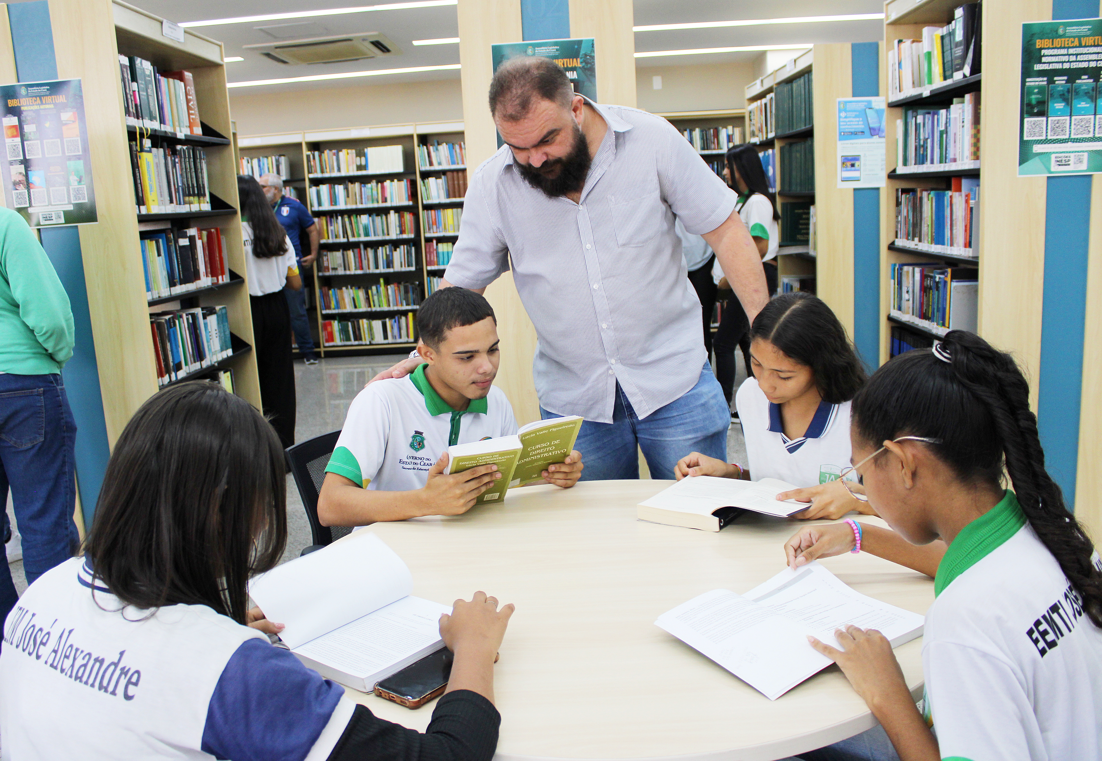 Alece recebe estudantes de Caucaia e Eusébio