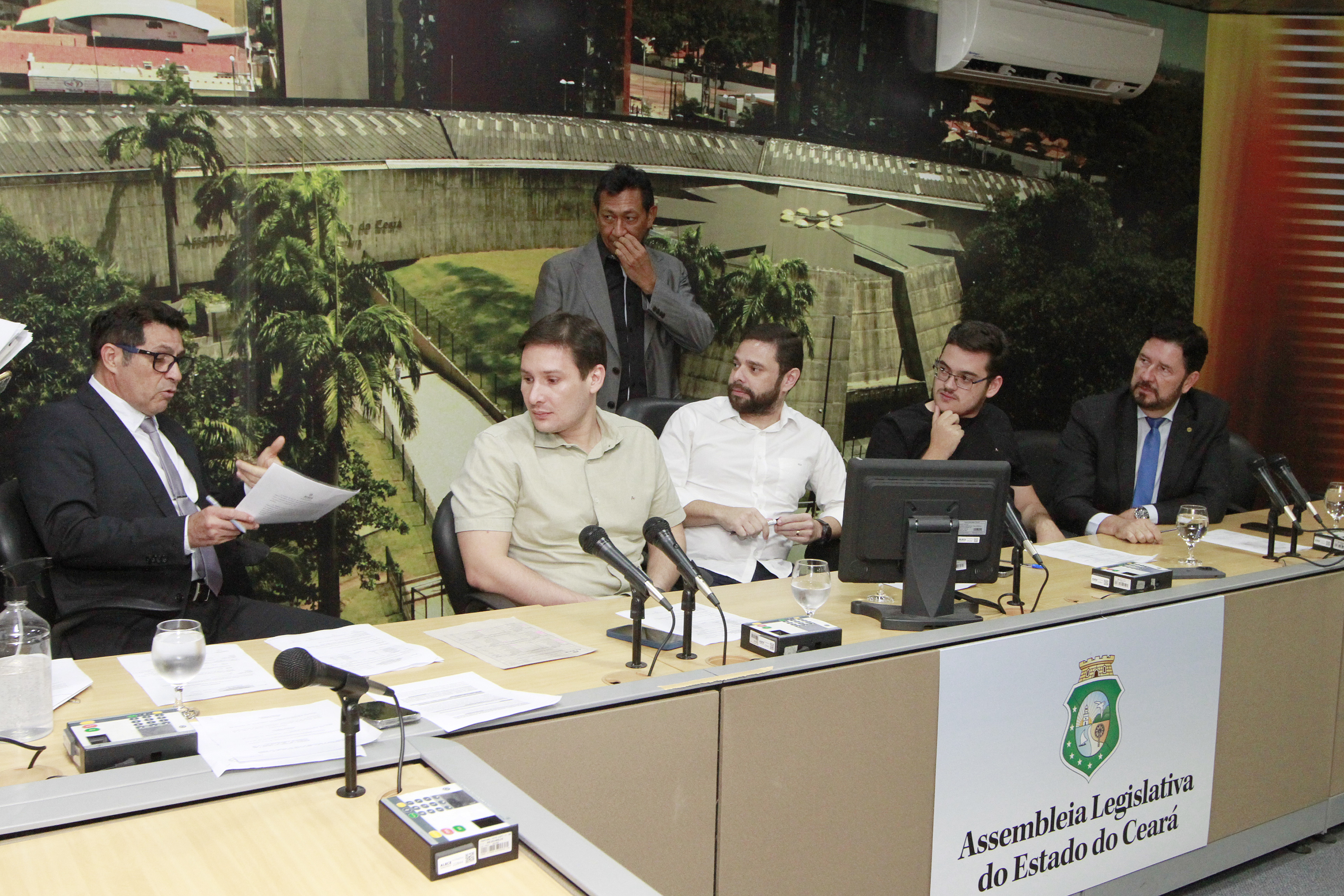 Cinco projetos de lei do Executivo e três de deputados são aprovados nas comissões