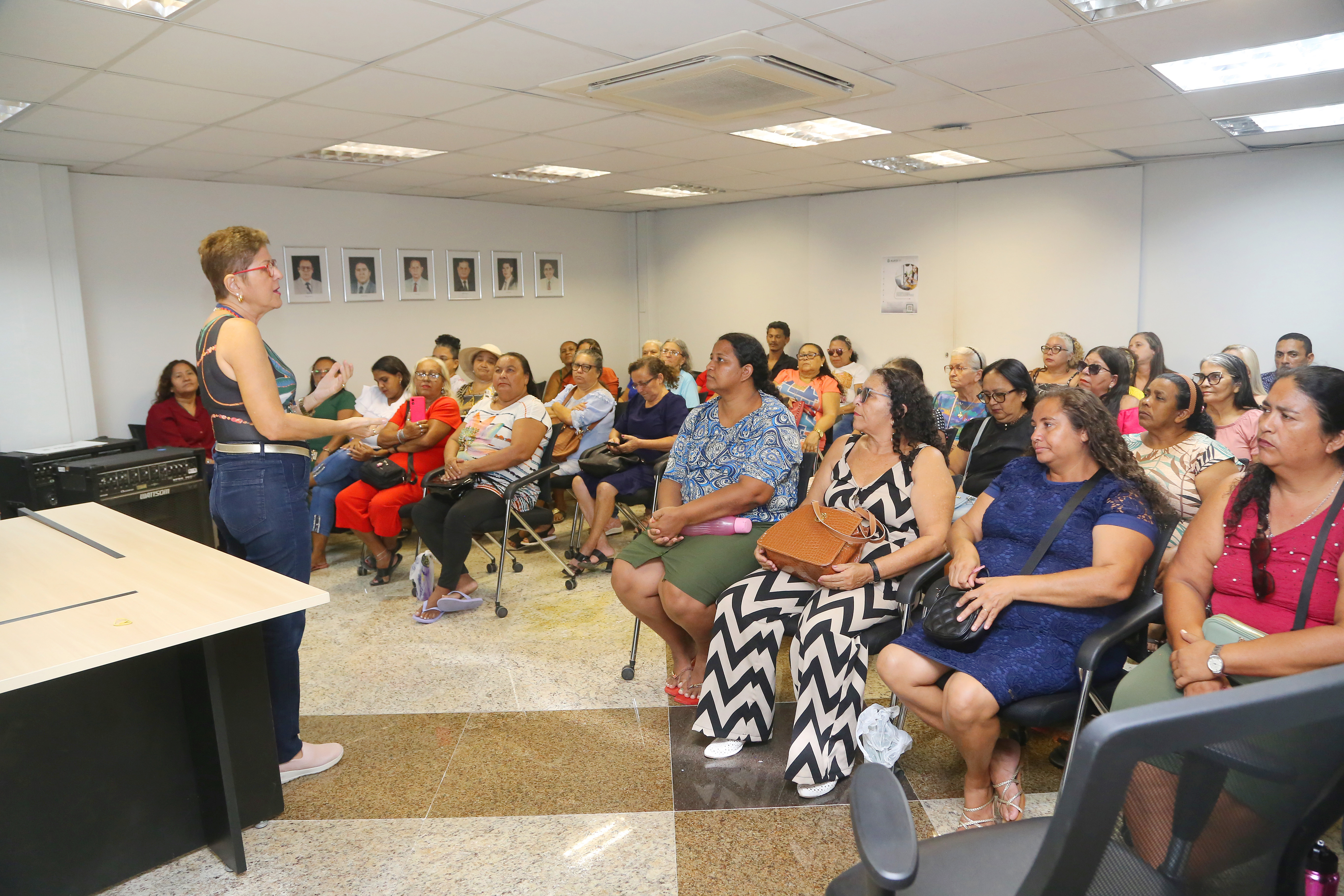 Integrantes do Cras de Pacatuba conhecem a Alece