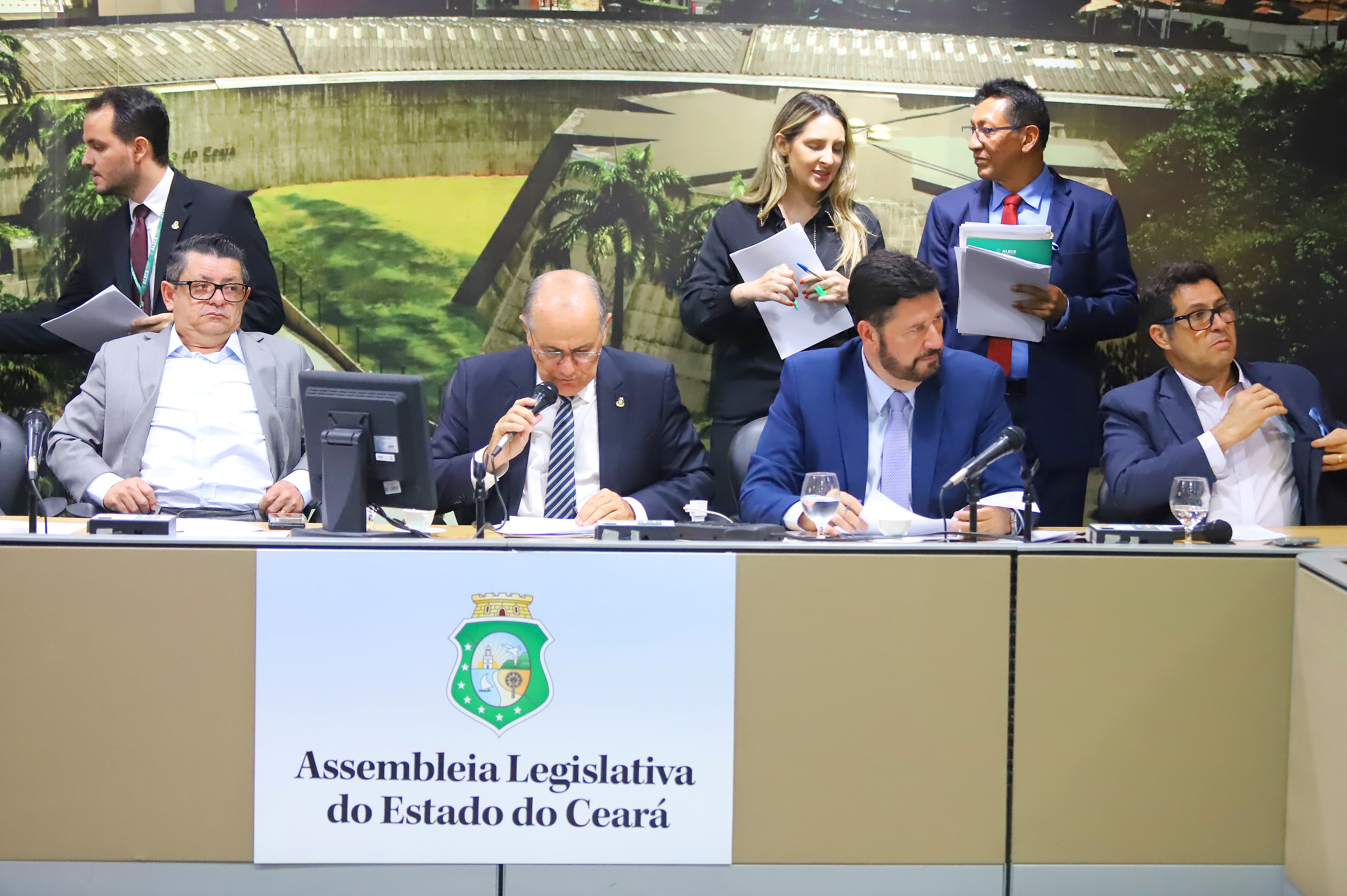 Dois projetos do Executivo e 27 de deputados são aprovados nas comissões