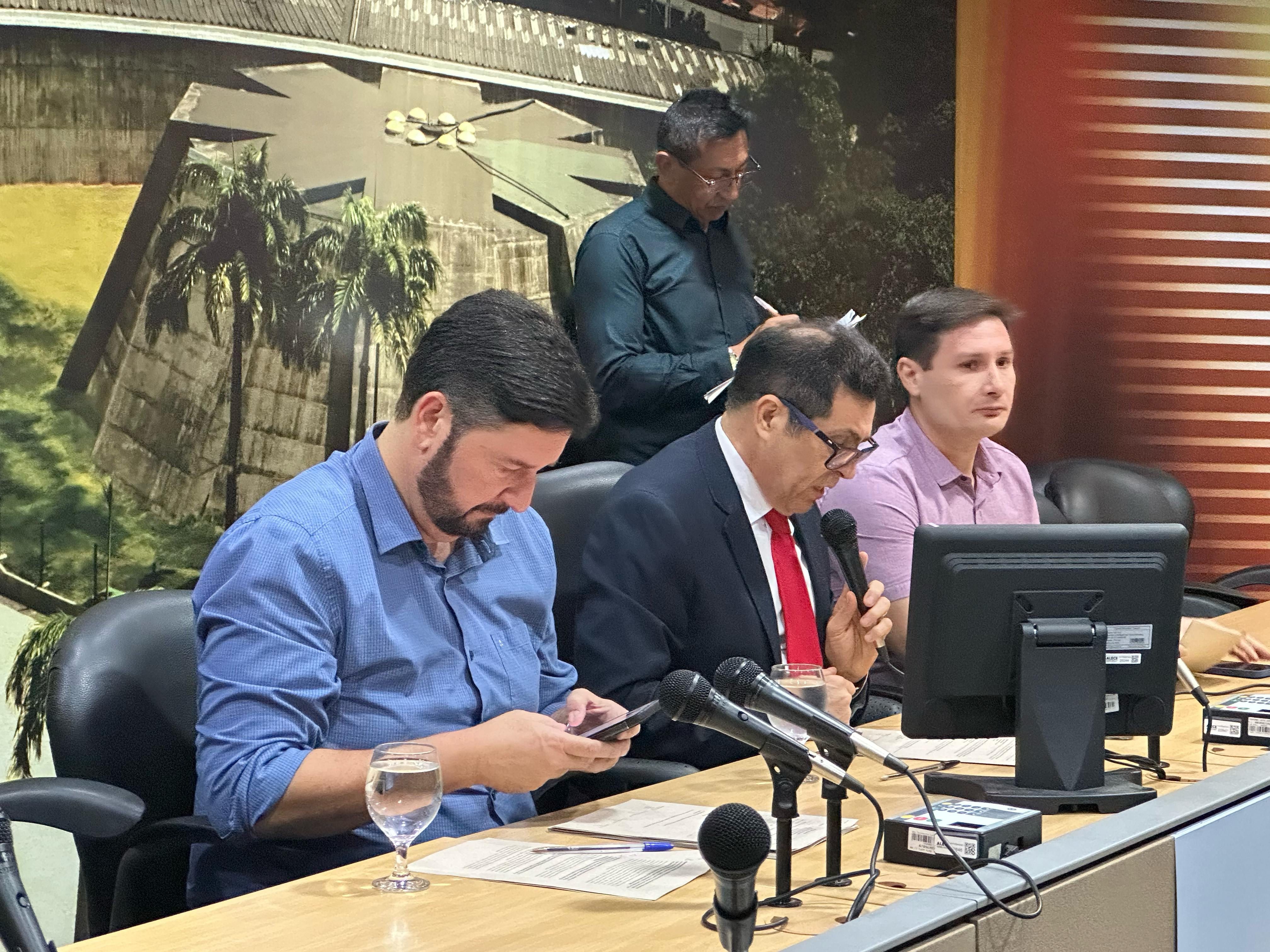 Comissão de Constituição e Justiça aprova dois projetos do Executivo e três de deputados