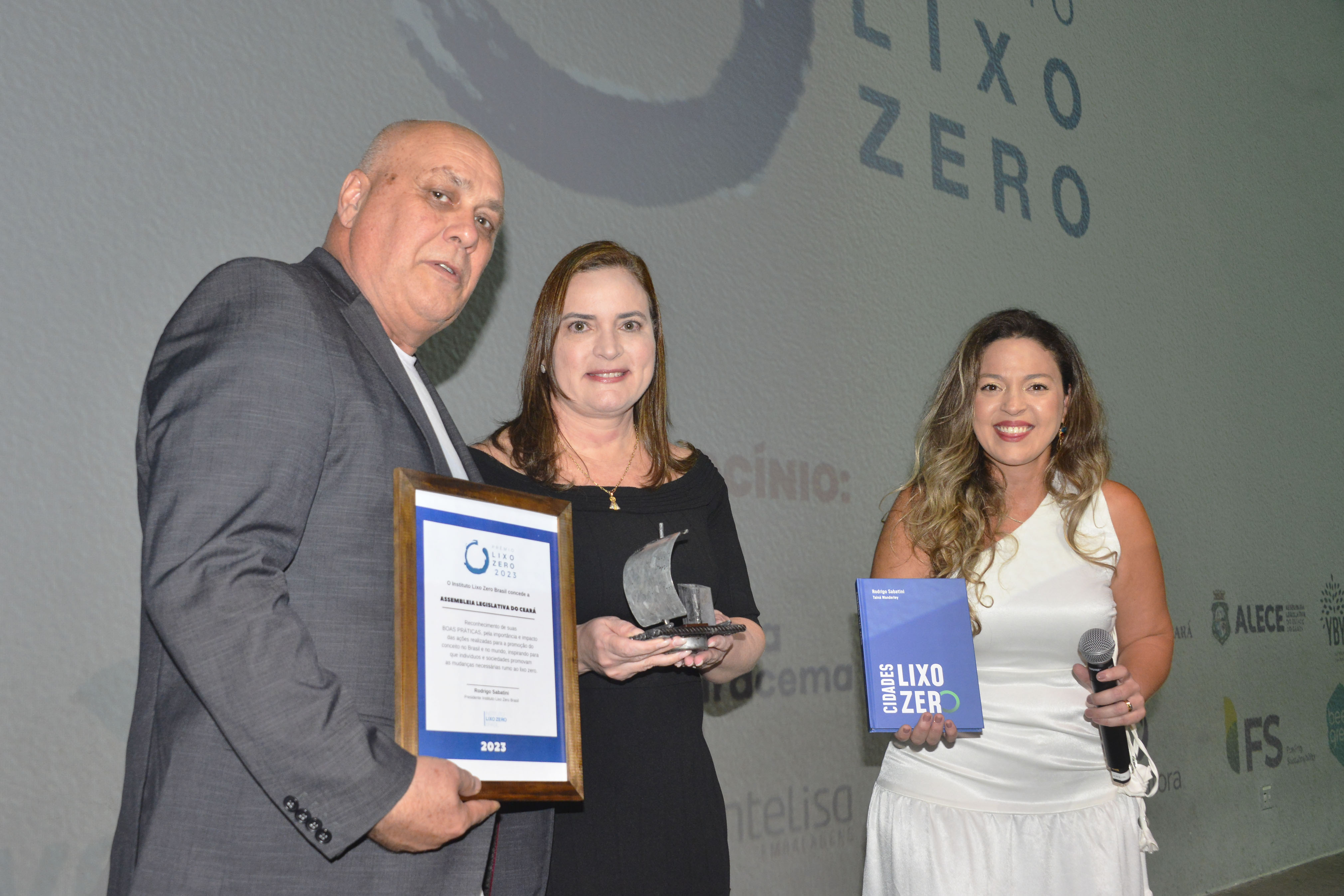 Rodrigo Sabatini, presidente do Instituto Lixo Zero Brasil, a primeira-dama da Alece, Cristiane Leitão, e a representante institucional do Instituto Lixo Zero Brasil no Ceará, Rebeca Wermont