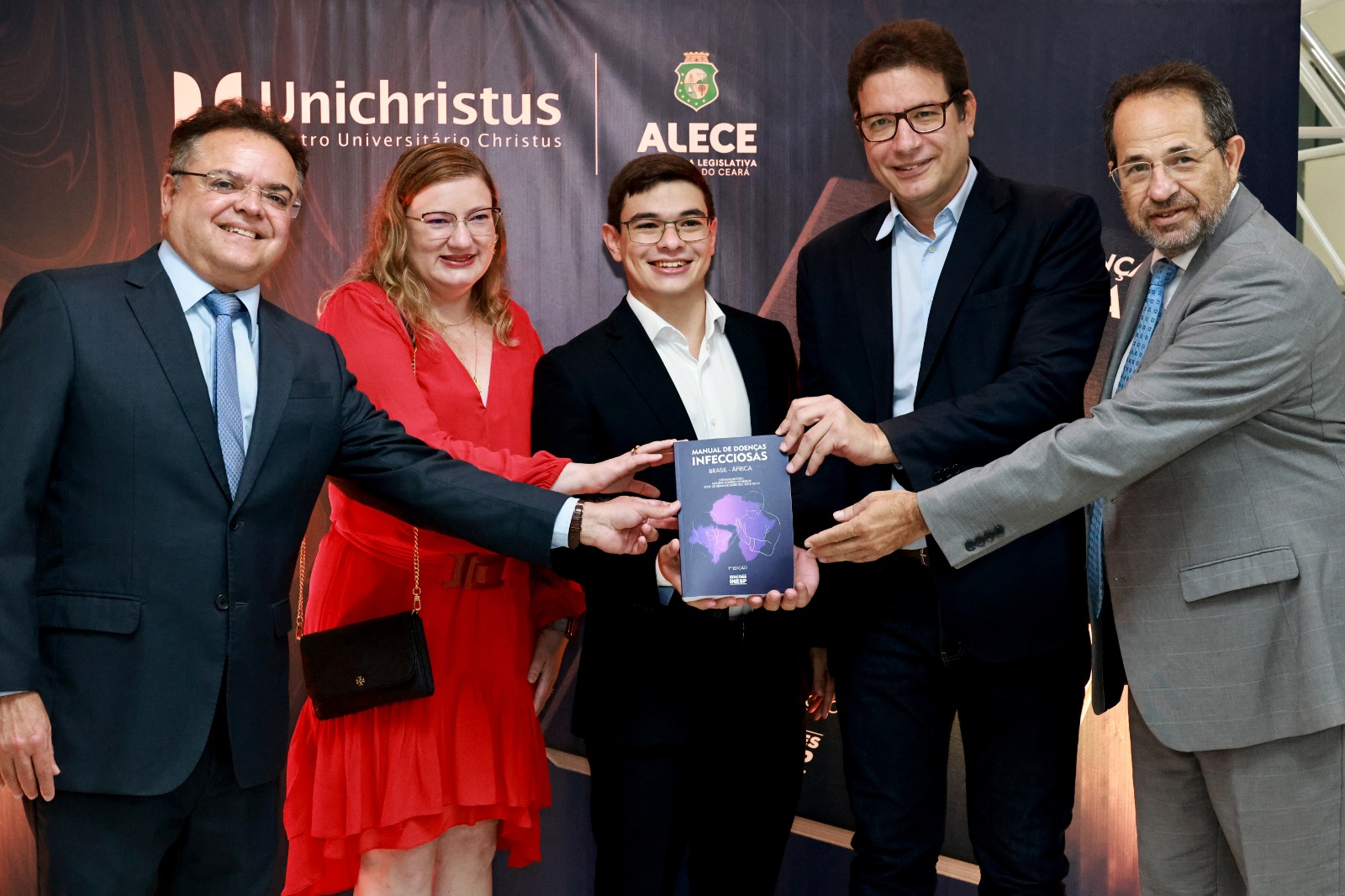 Pró-reitor da Unichisthus Estevão Rocha; professora Melissa Soares Medeiros; acadêmico José de Ribamar Barroso Jucá Neto, deputado Renato Roseno e João Milton Cunha de Miranda, diretor do Inesp