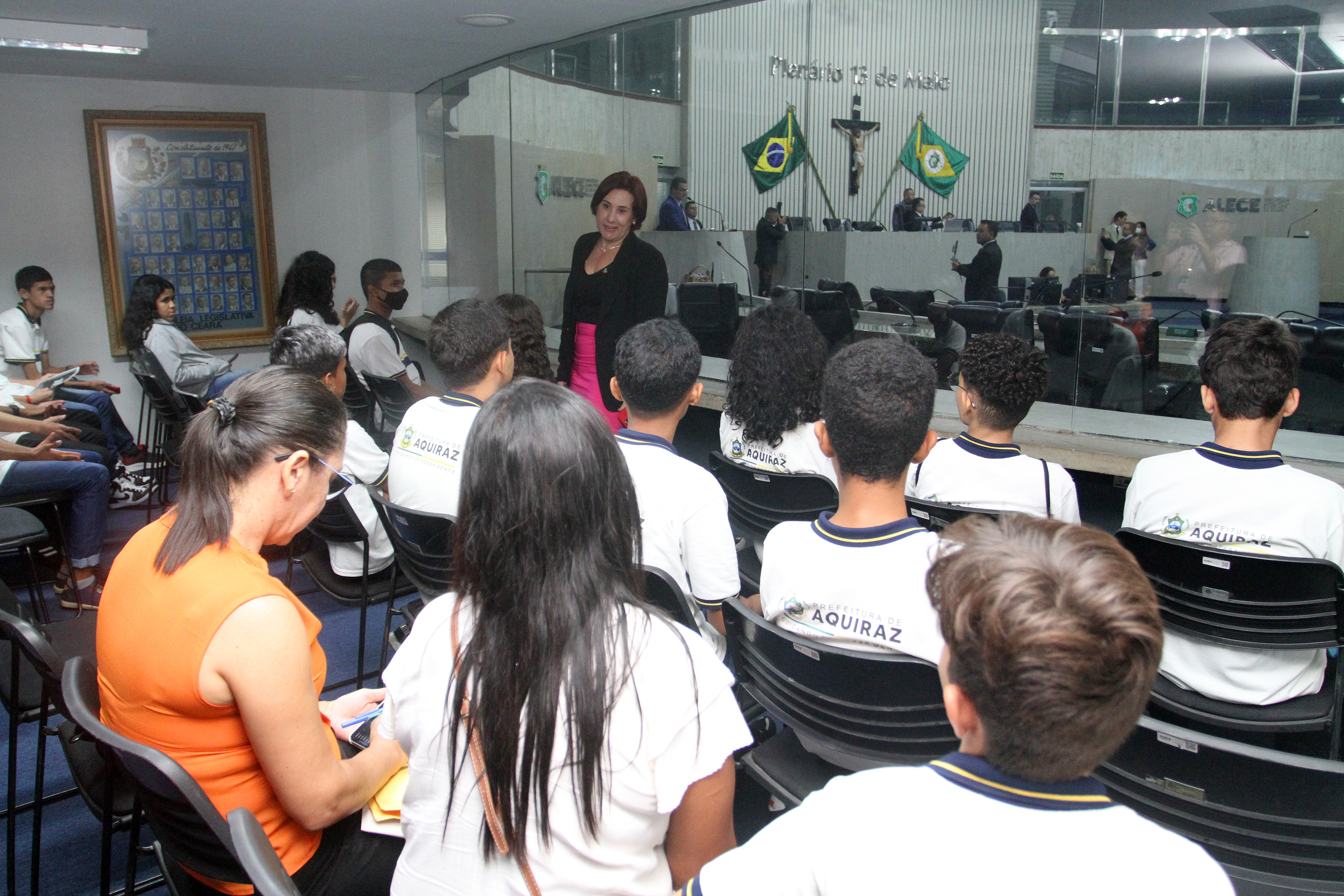 Estudantes de Aquiraz e do bairro Parquelândia visitam Alece nesta quarta-feira