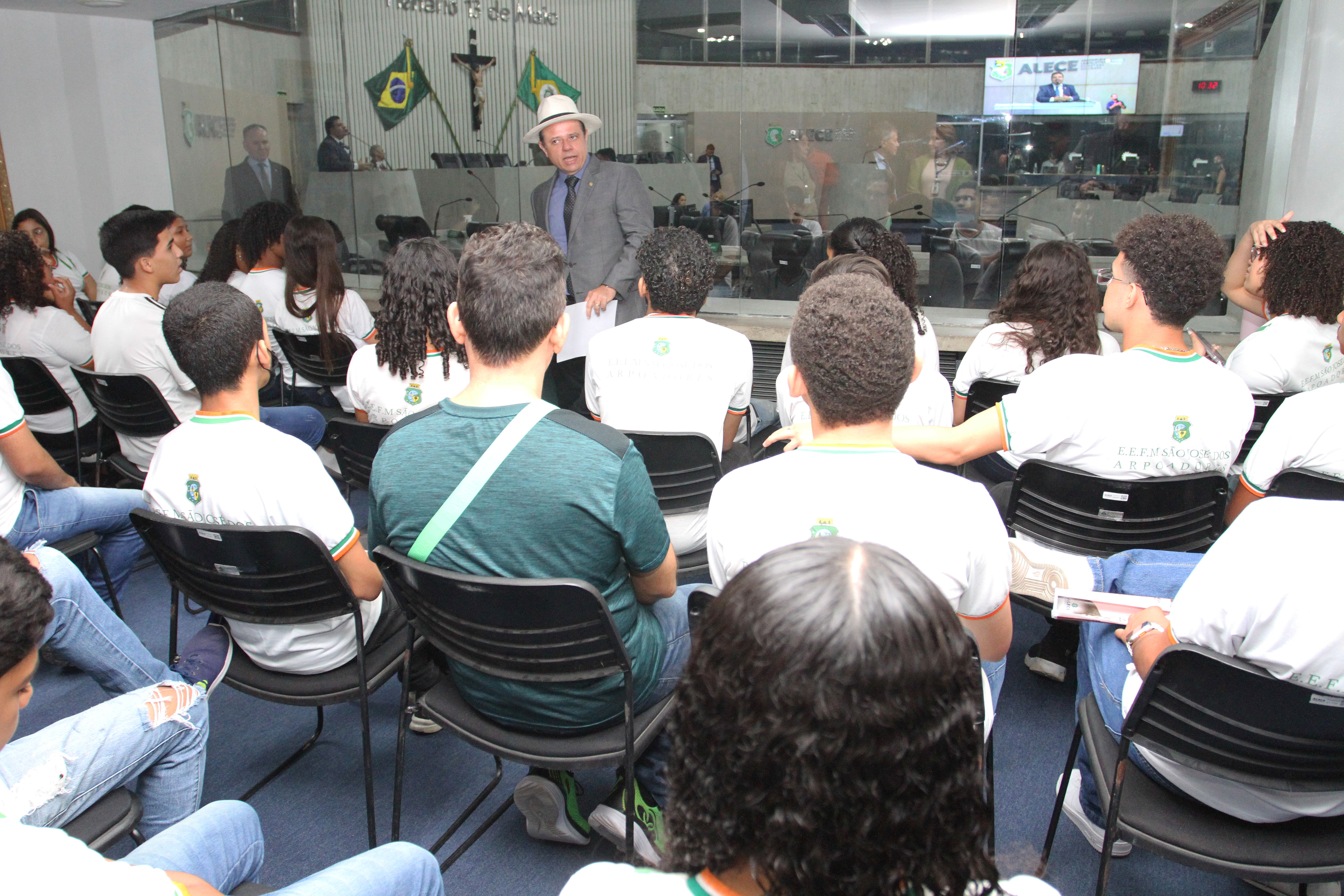 Alunos da Escola São José dos Arpoadores são recebidos na Assembleia pelo deputado Claudio Pinho