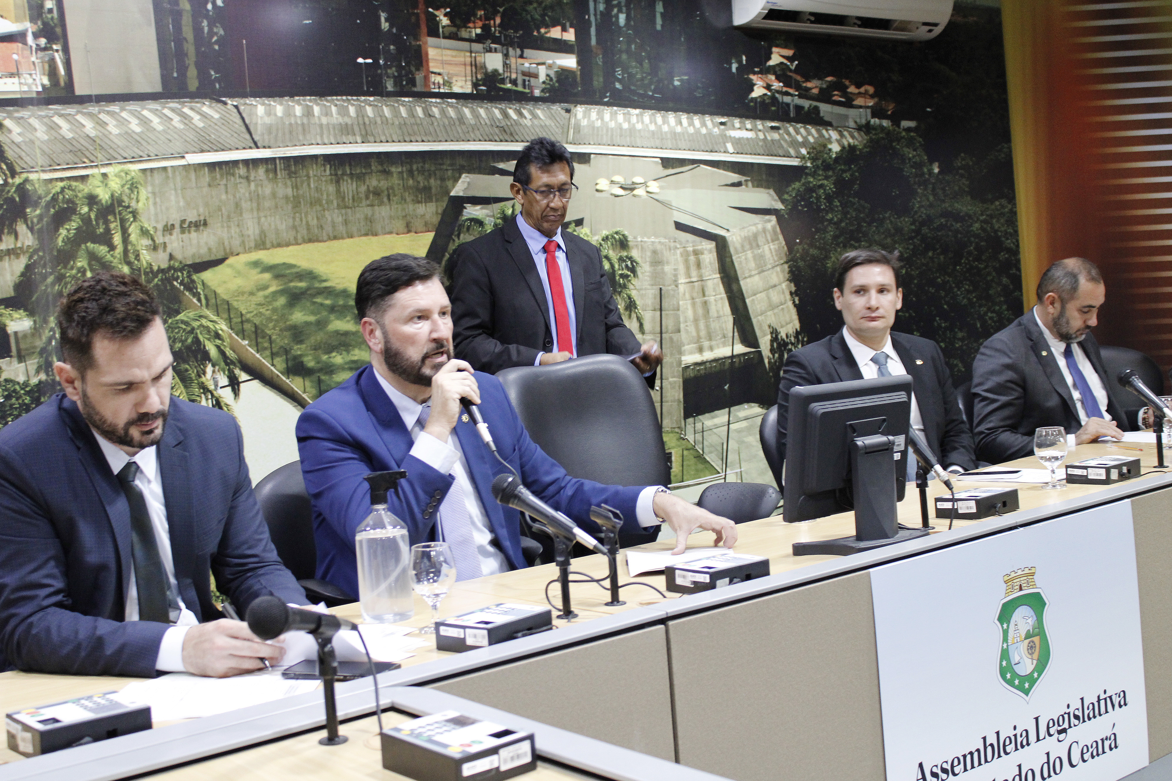 Parlamentares deliberam 23 projetos nas comissões técnicas nesta terça