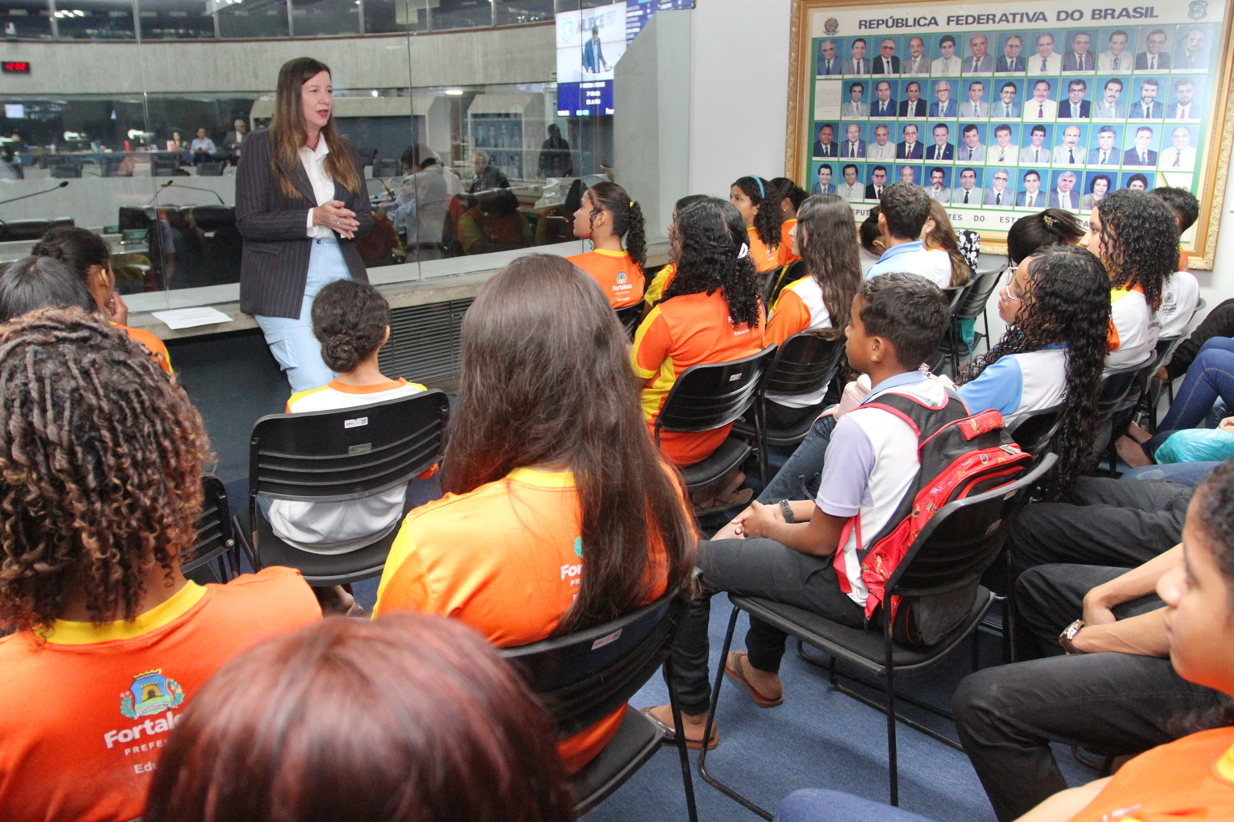 Jovens de instituições de ensino de Fortaleza visitam a Alece