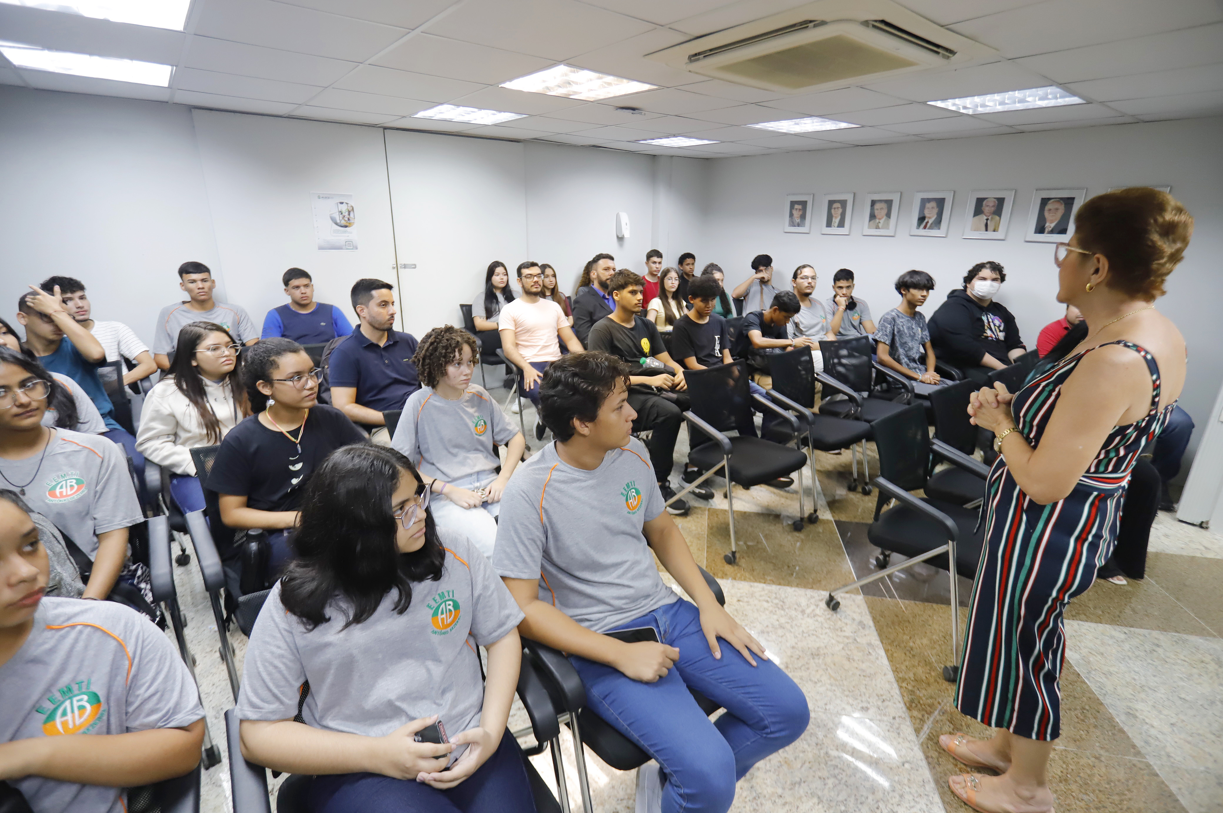 Alunos da Escola Antônio Bezerra visitam a Alece