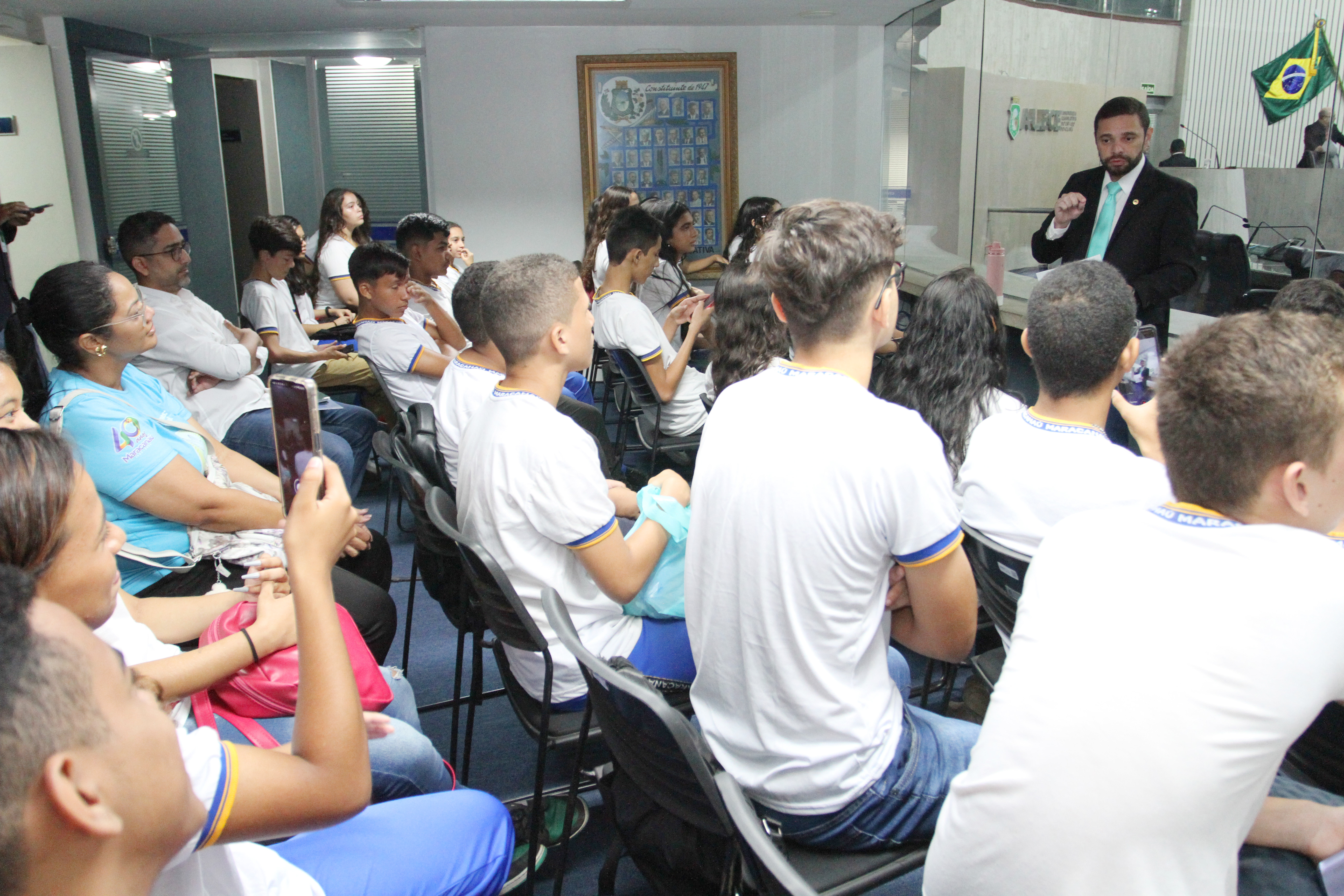 Alunos de escola de Maracanaú participam de projeto na Assembleia Legislativa