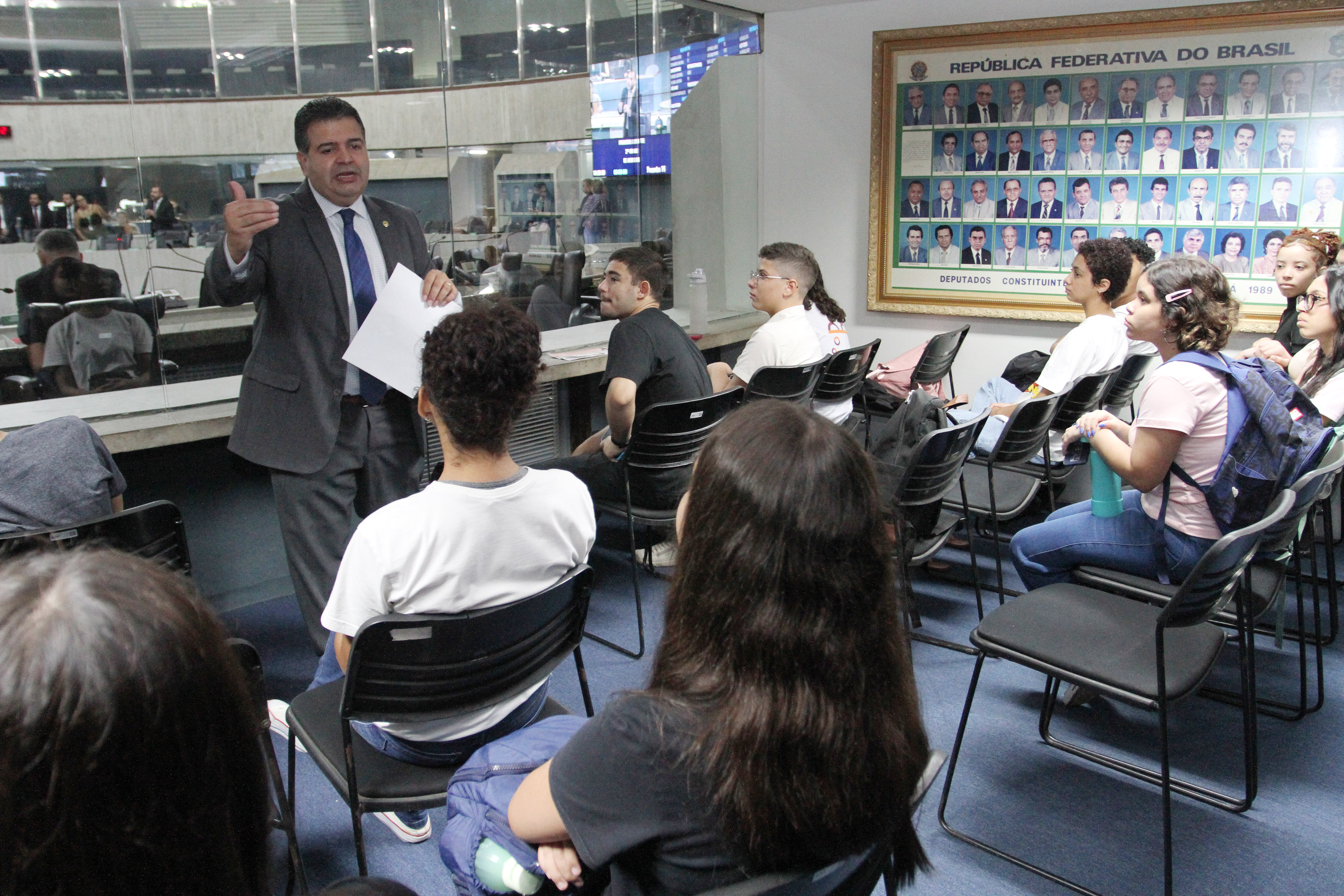 Felipe Mota conversa com alunos da Escola Doutor Gentil Barreira