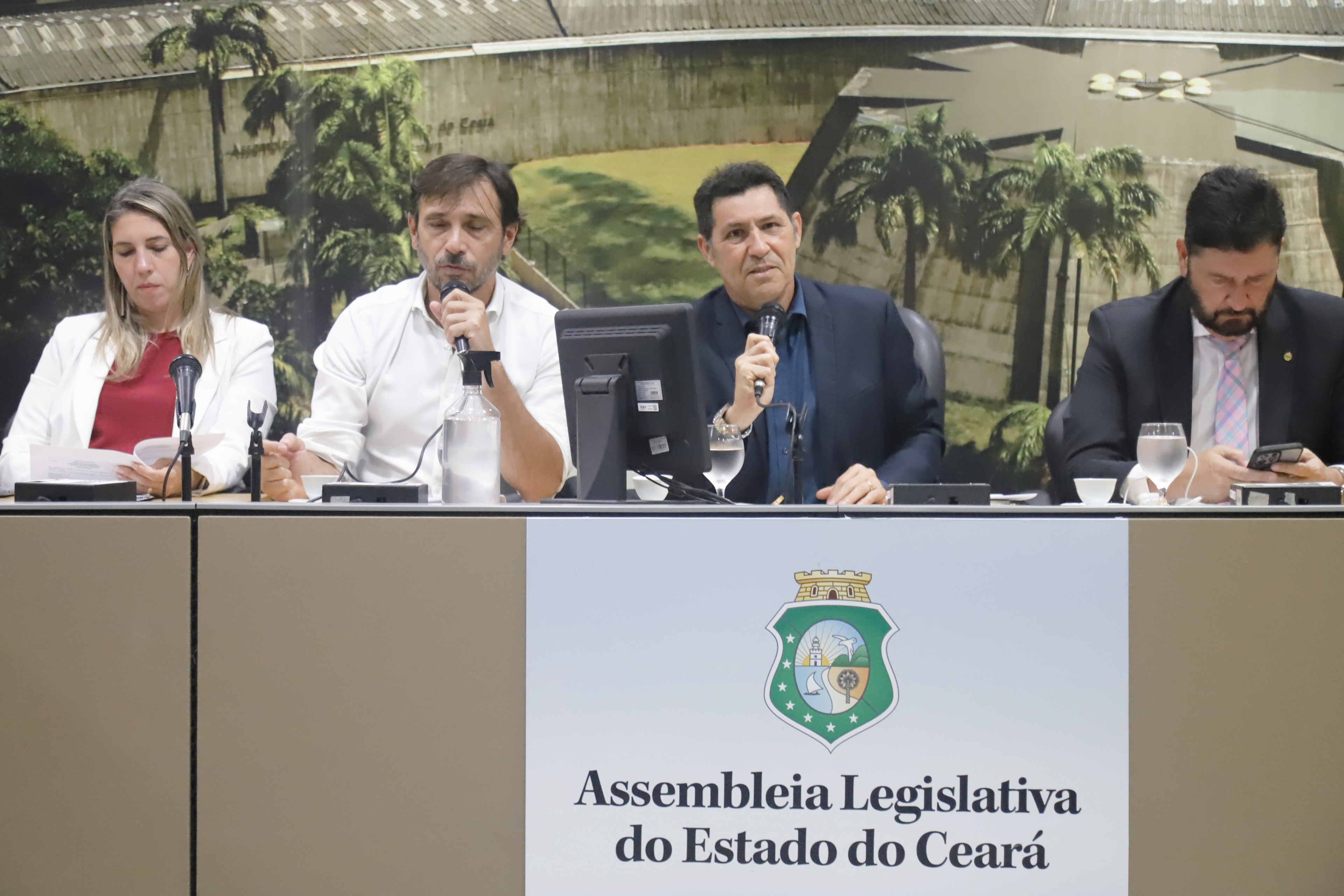 Treze projetos de parlamentares são aprovados na Comissão de Trabalho