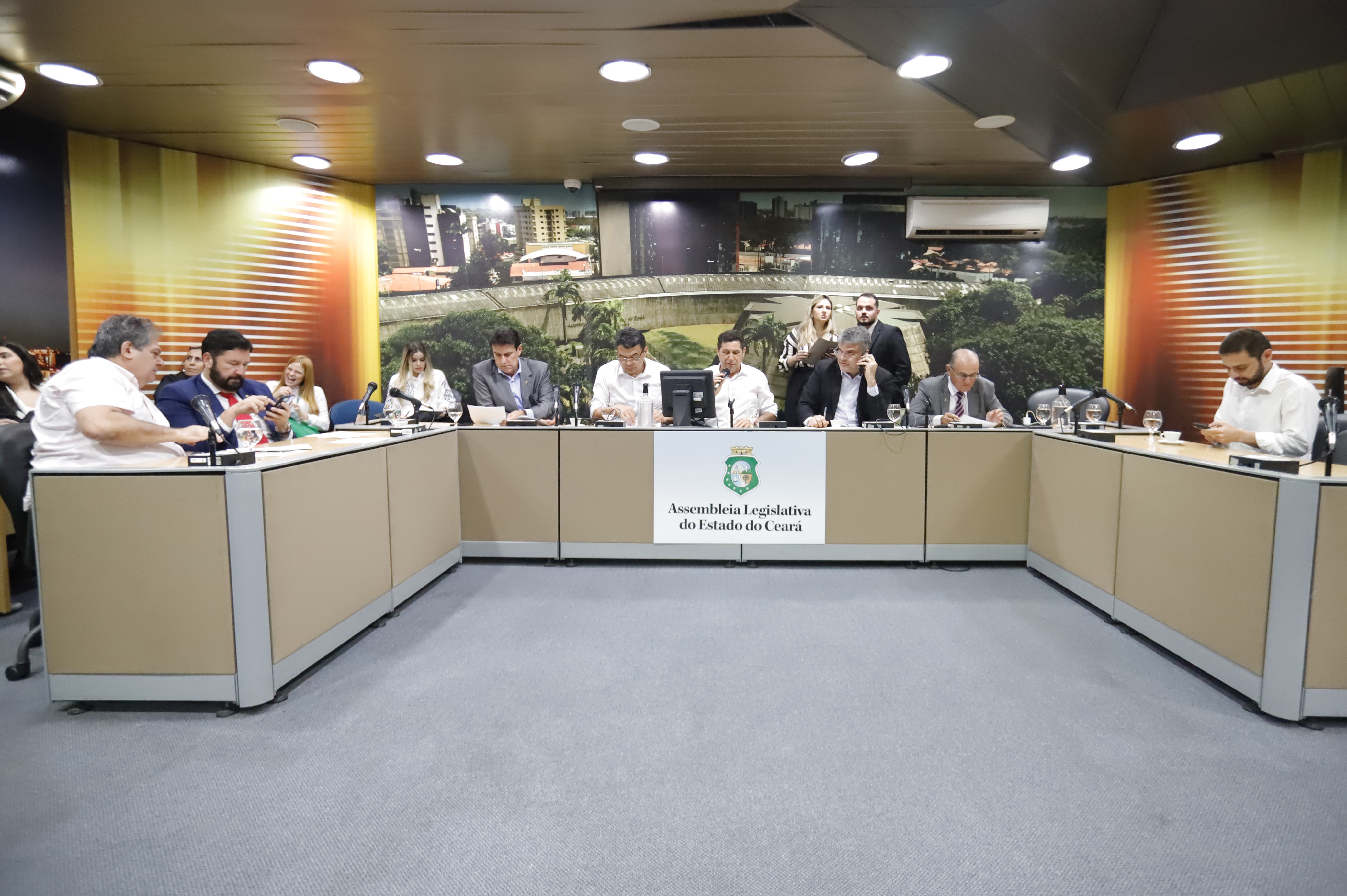 Vinte e dois projetos de deputados aprovados pelas comissões de Trabalho e de Agropecuária