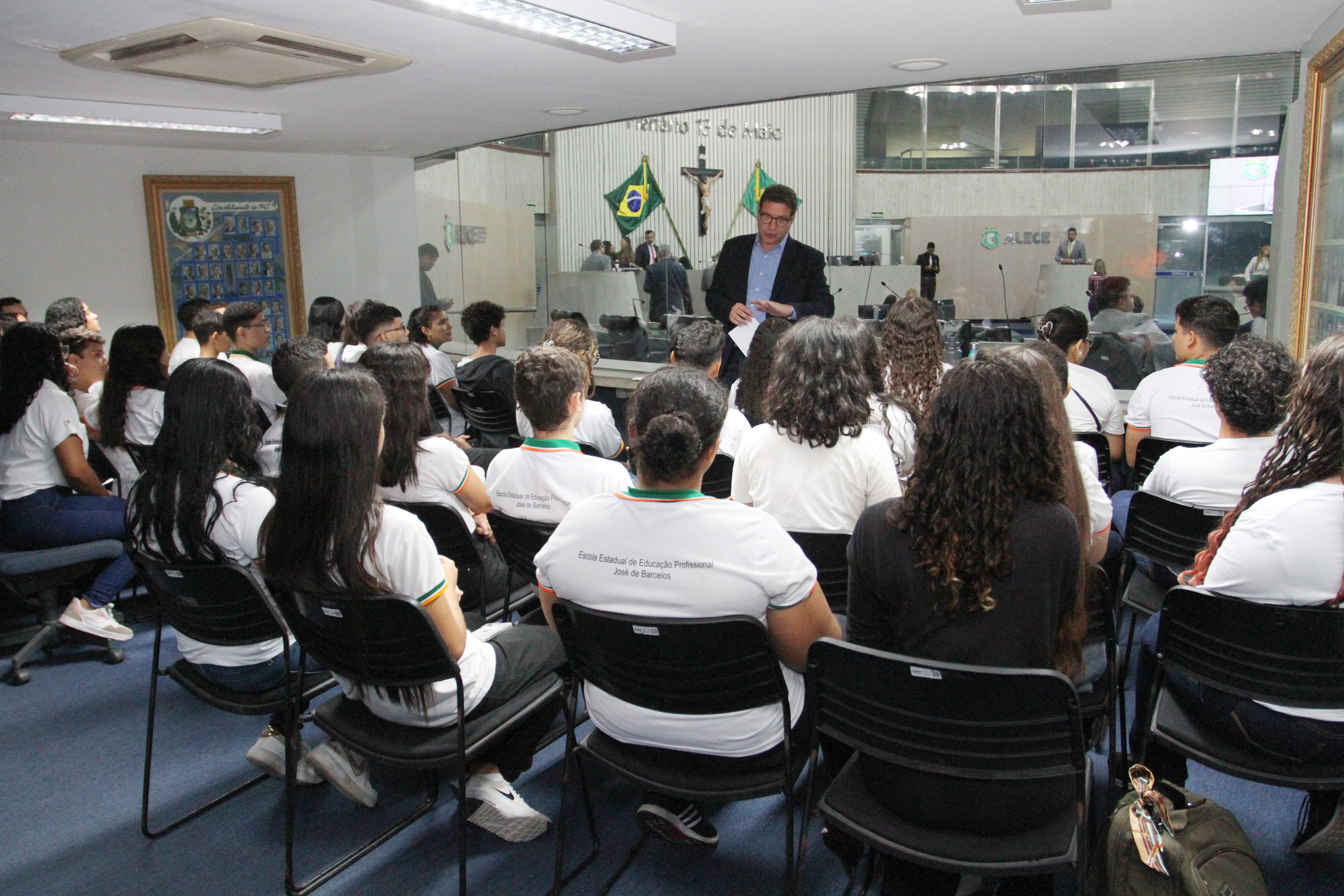 Assembleia Legislativa recebe alunos de escolas de Messejana e do Bom Jardim