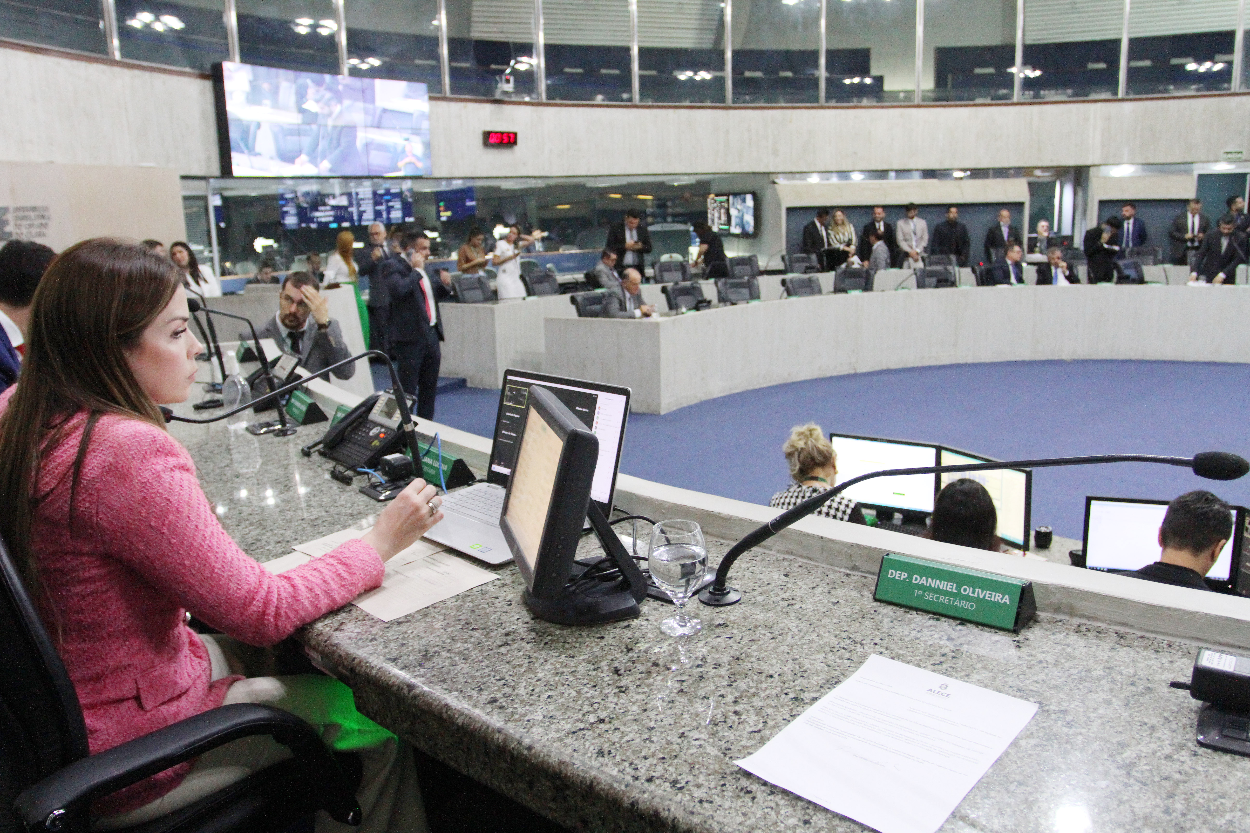 Votação durante sessão plenária desta terça-feira