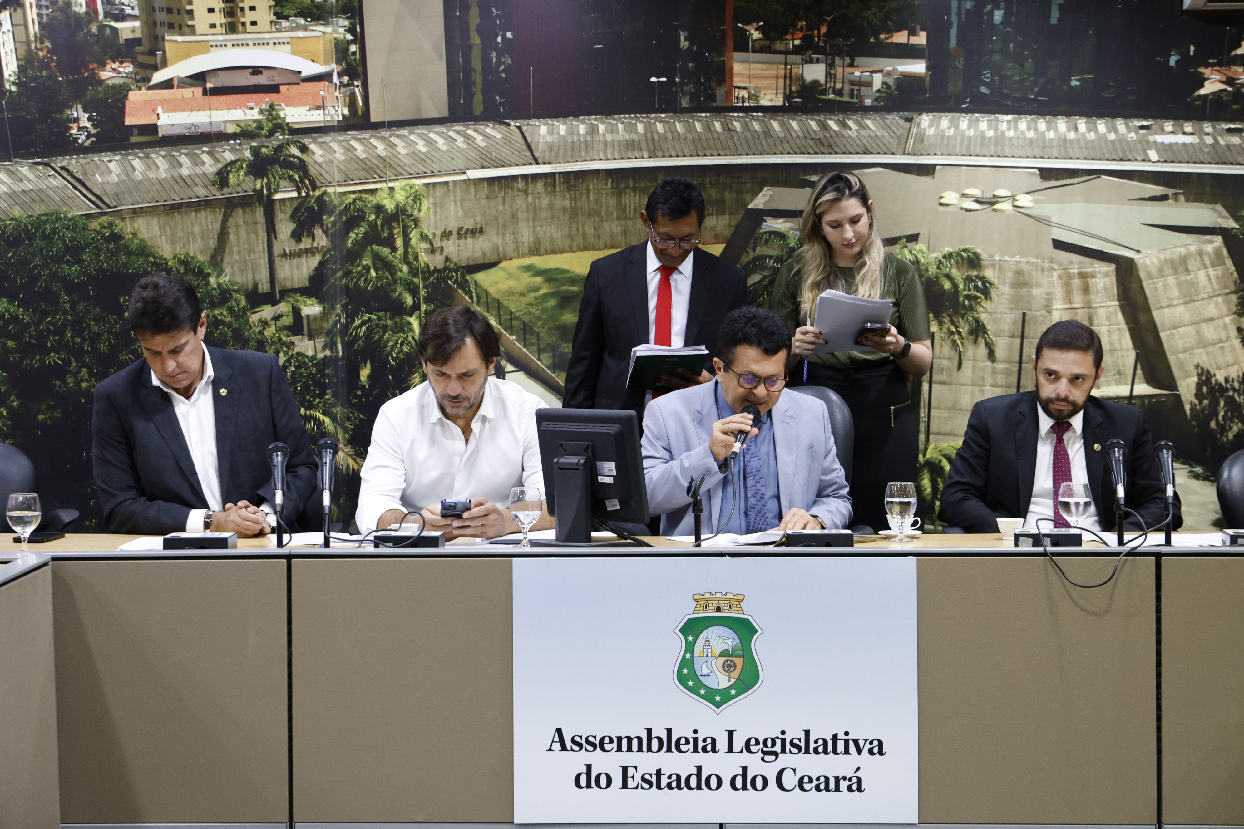 Comissão aprova revisão da remuneração de cargos, proventos e pensões do TCE-CE